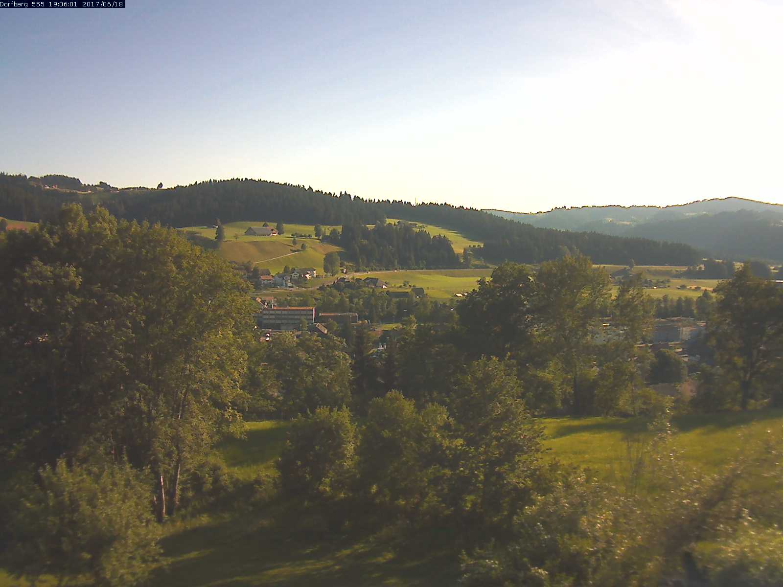 Webcam-Bild: Aussicht vom Dorfberg in Langnau 20170618-190601