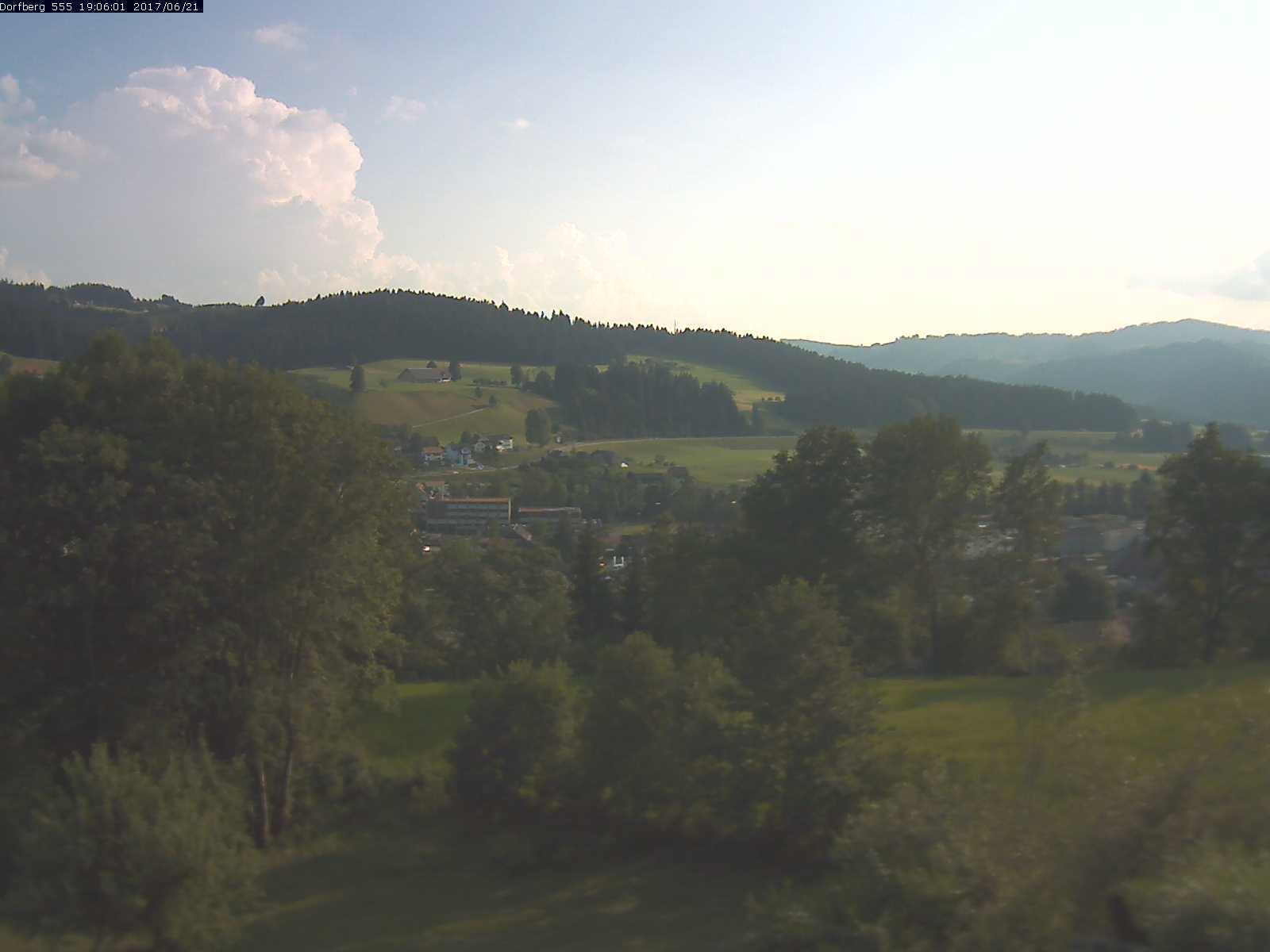 Webcam-Bild: Aussicht vom Dorfberg in Langnau 20170621-190601