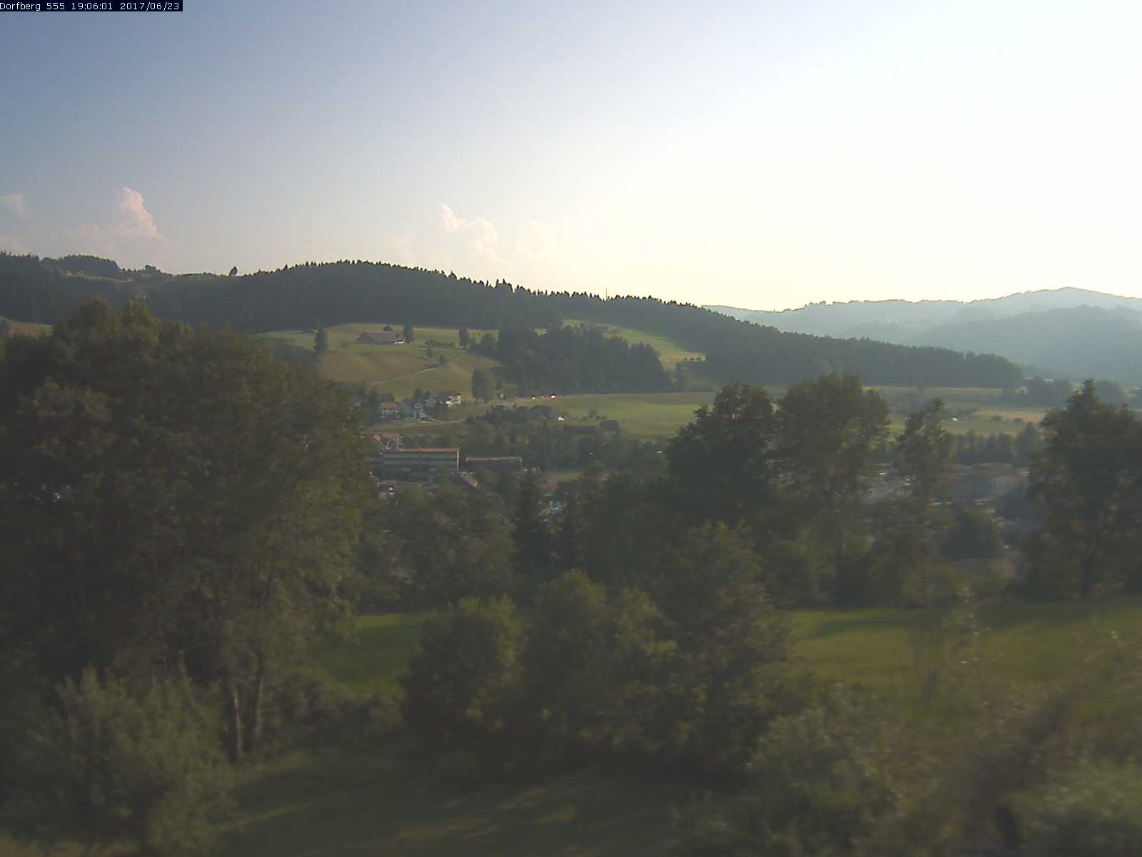 Webcam-Bild: Aussicht vom Dorfberg in Langnau 20170623-190601