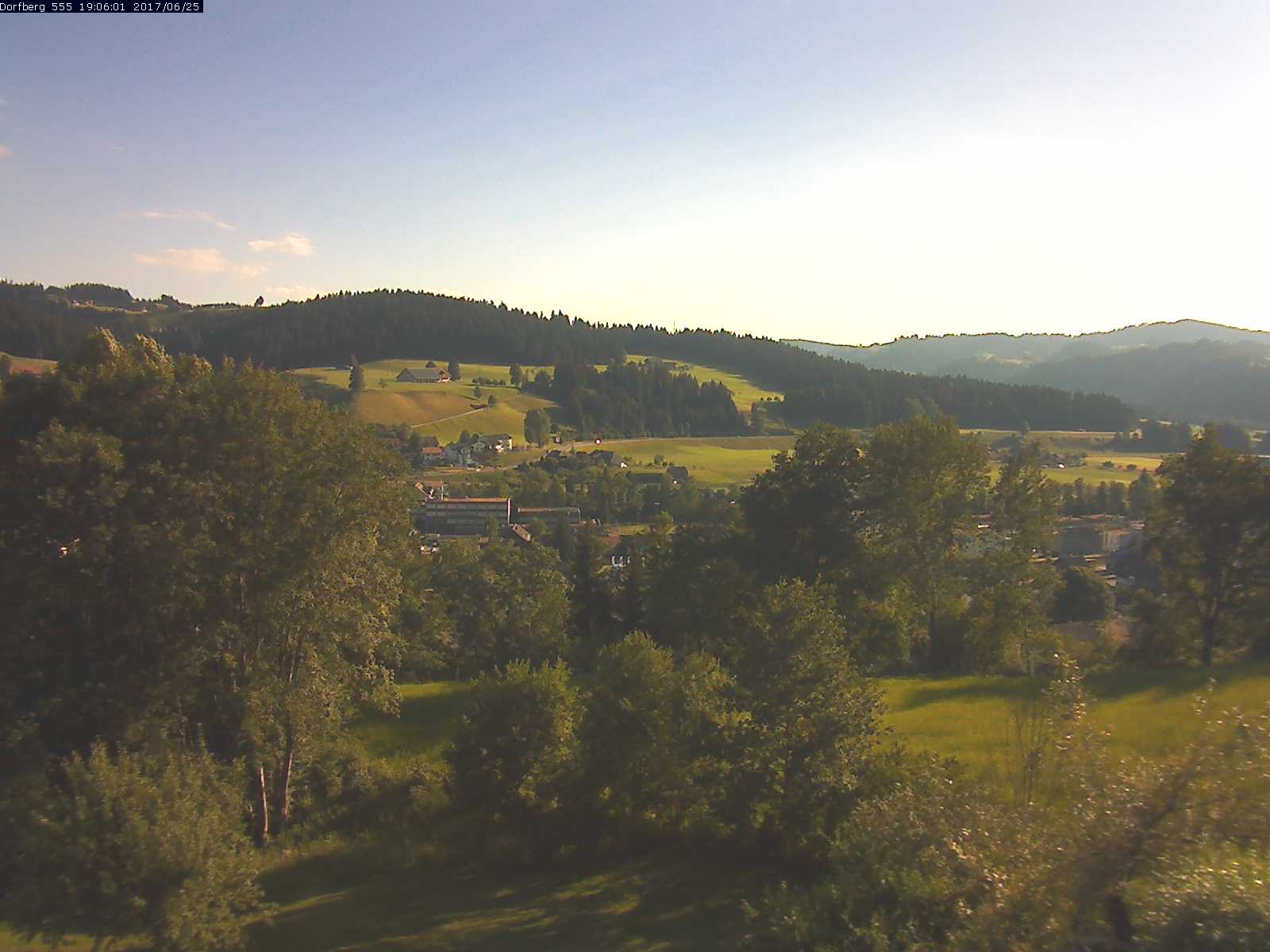 Webcam-Bild: Aussicht vom Dorfberg in Langnau 20170625-190601
