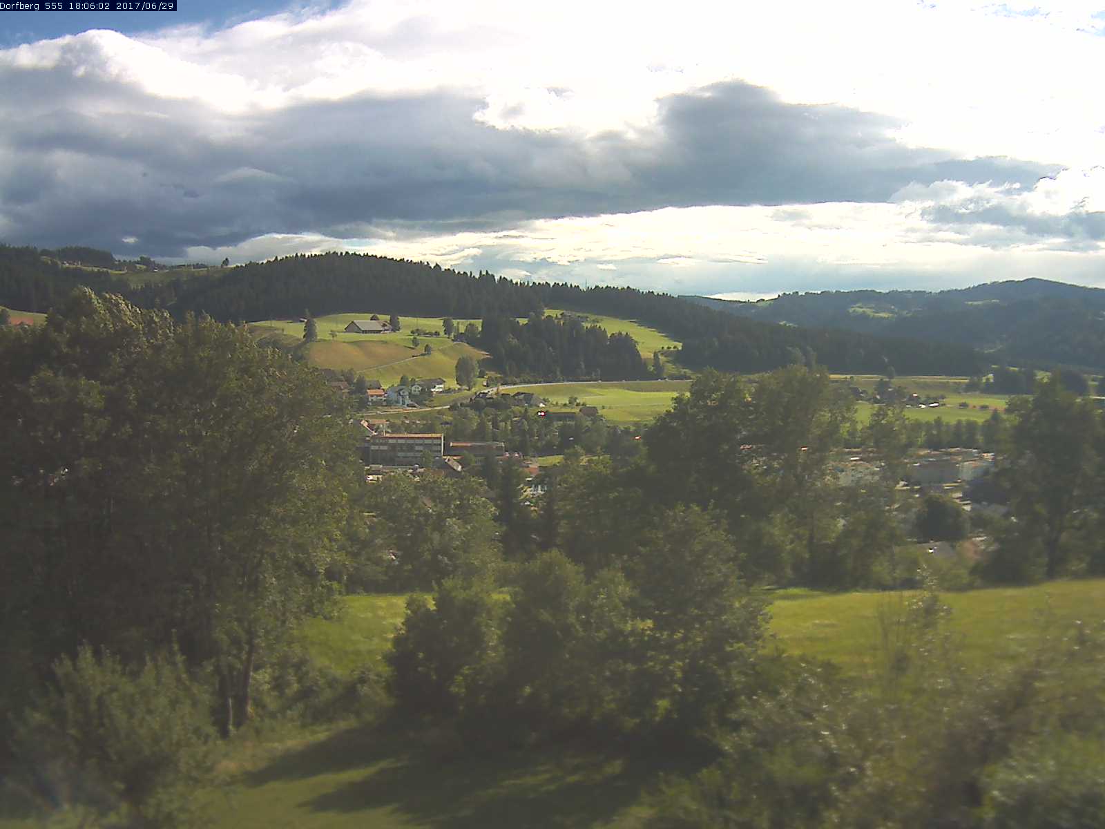 Webcam-Bild: Aussicht vom Dorfberg in Langnau 20170629-180601