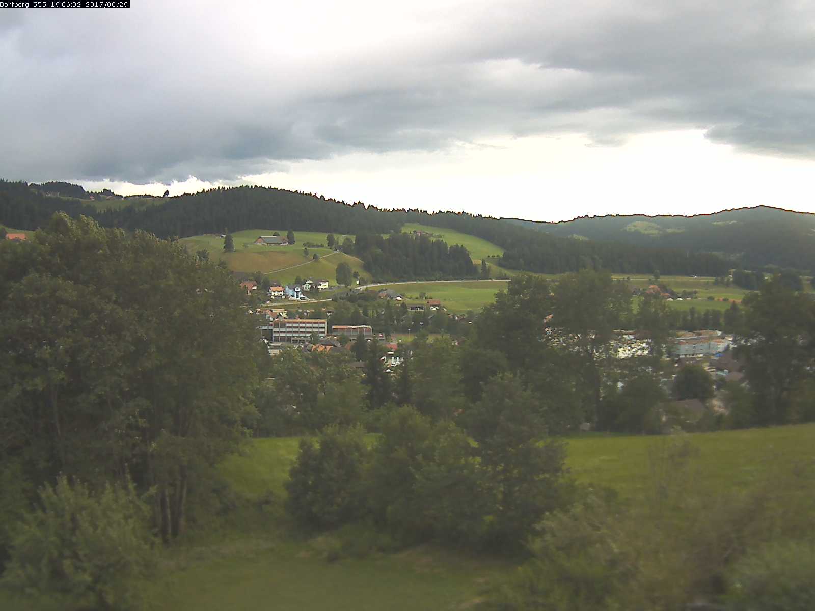 Webcam-Bild: Aussicht vom Dorfberg in Langnau 20170629-190601