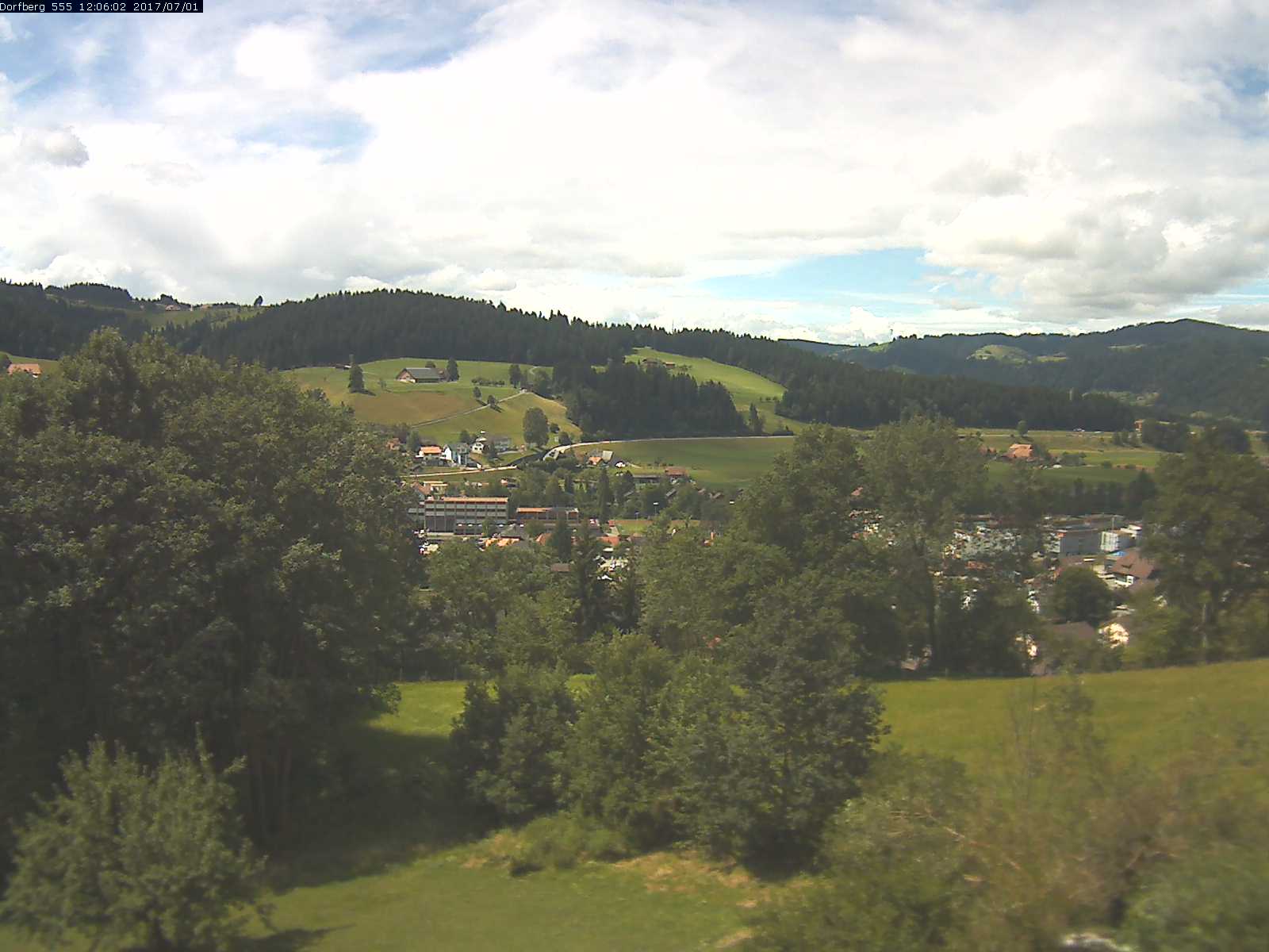 Webcam-Bild: Aussicht vom Dorfberg in Langnau 20170701-120601
