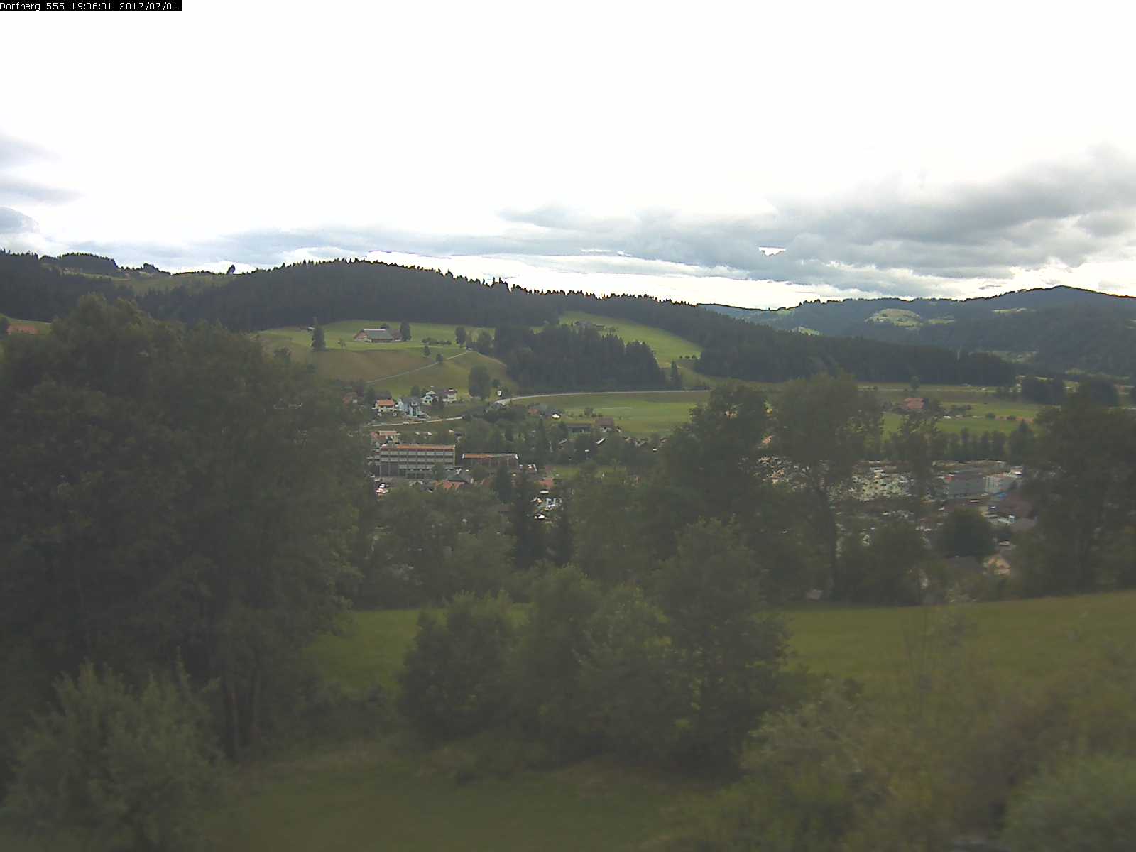 Webcam-Bild: Aussicht vom Dorfberg in Langnau 20170701-190601