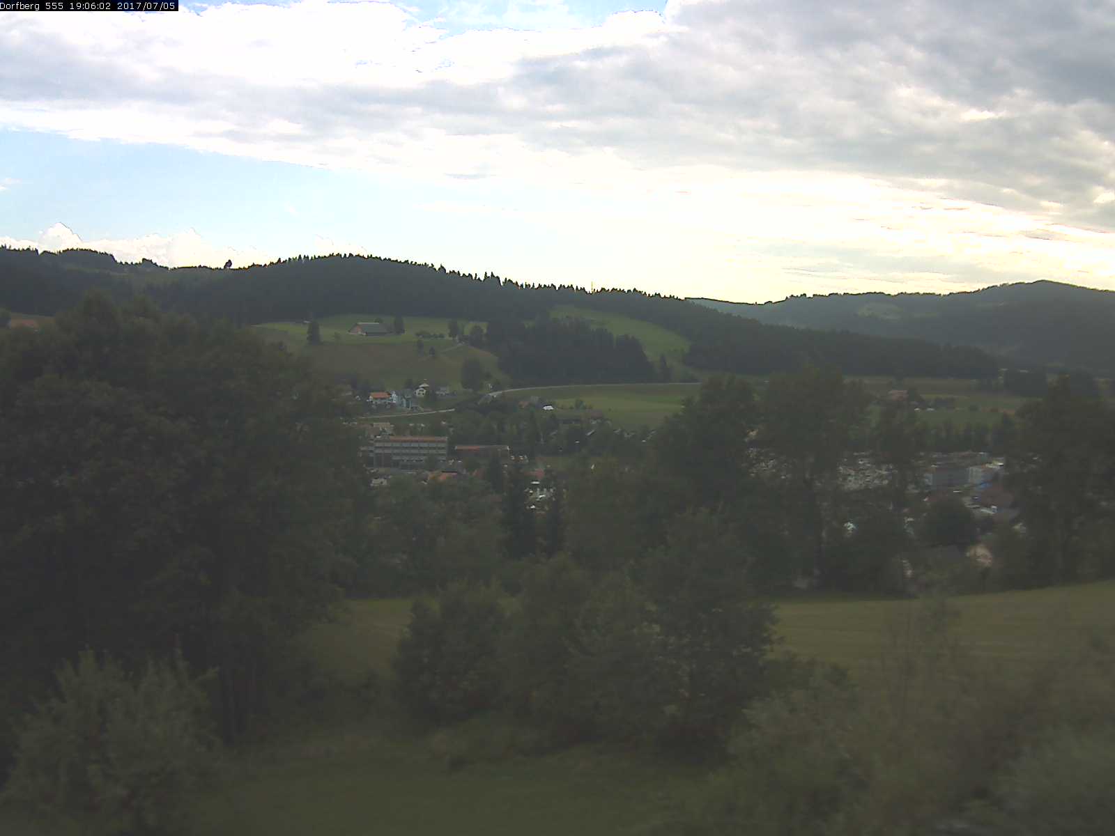Webcam-Bild: Aussicht vom Dorfberg in Langnau 20170705-190601