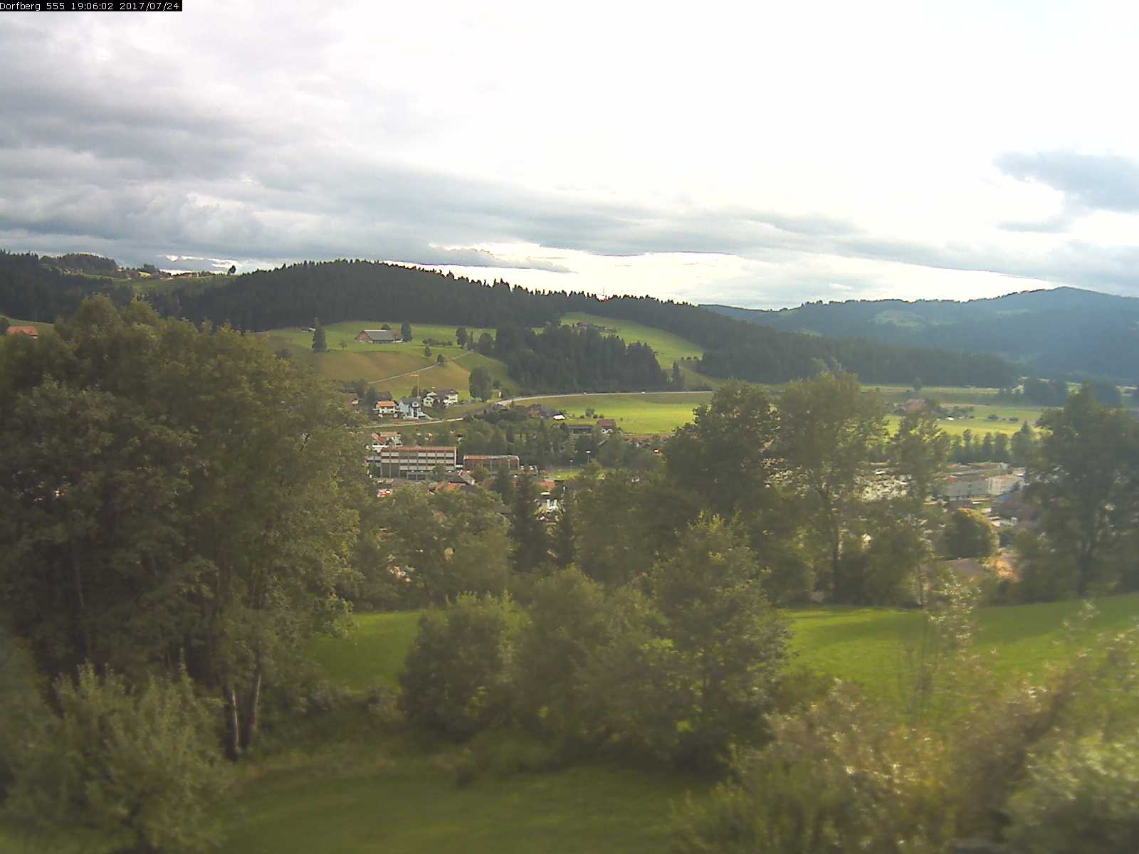 Webcam-Bild: Aussicht vom Dorfberg in Langnau 20170724-190601