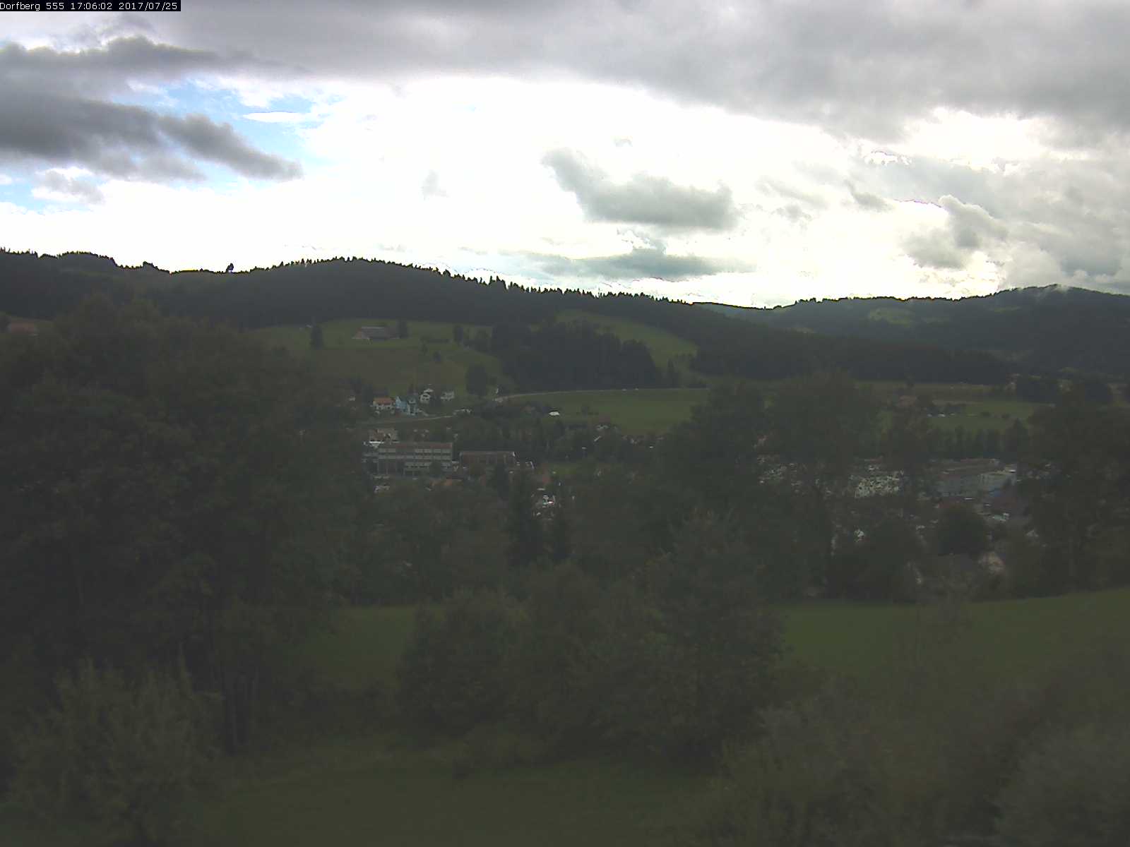 Webcam-Bild: Aussicht vom Dorfberg in Langnau 20170725-170601