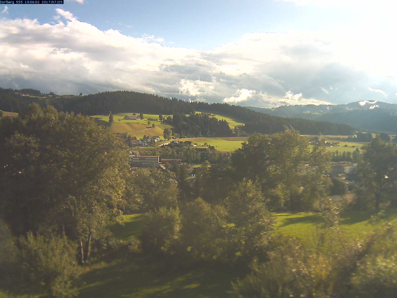 Webcam-Bild: Aussicht vom Dorfberg in Langnau 20170725-190601