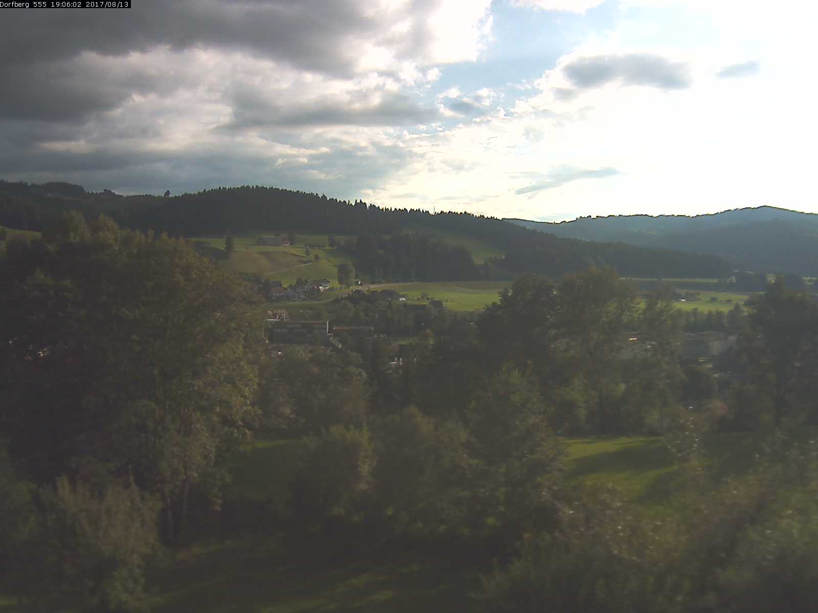 Webcam-Bild: Aussicht vom Dorfberg in Langnau 20170813-190601