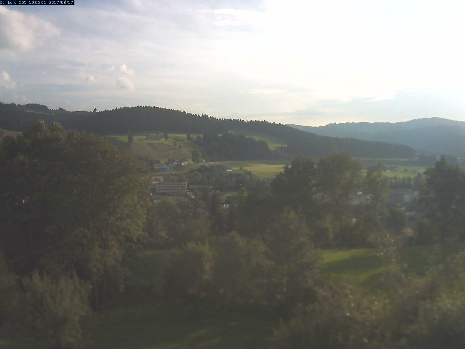 Webcam-Bild: Aussicht vom Dorfberg in Langnau 20170817-190601