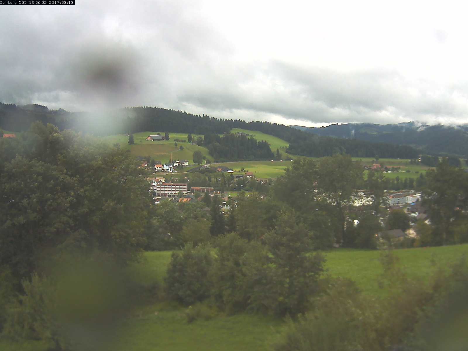 Webcam-Bild: Aussicht vom Dorfberg in Langnau 20170818-190602