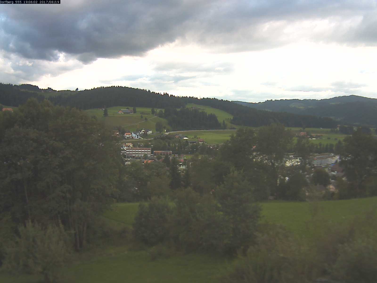 Webcam-Bild: Aussicht vom Dorfberg in Langnau 20170819-190601