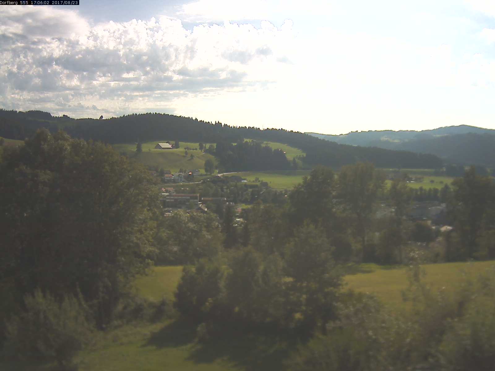 Webcam-Bild: Aussicht vom Dorfberg in Langnau 20170823-170601