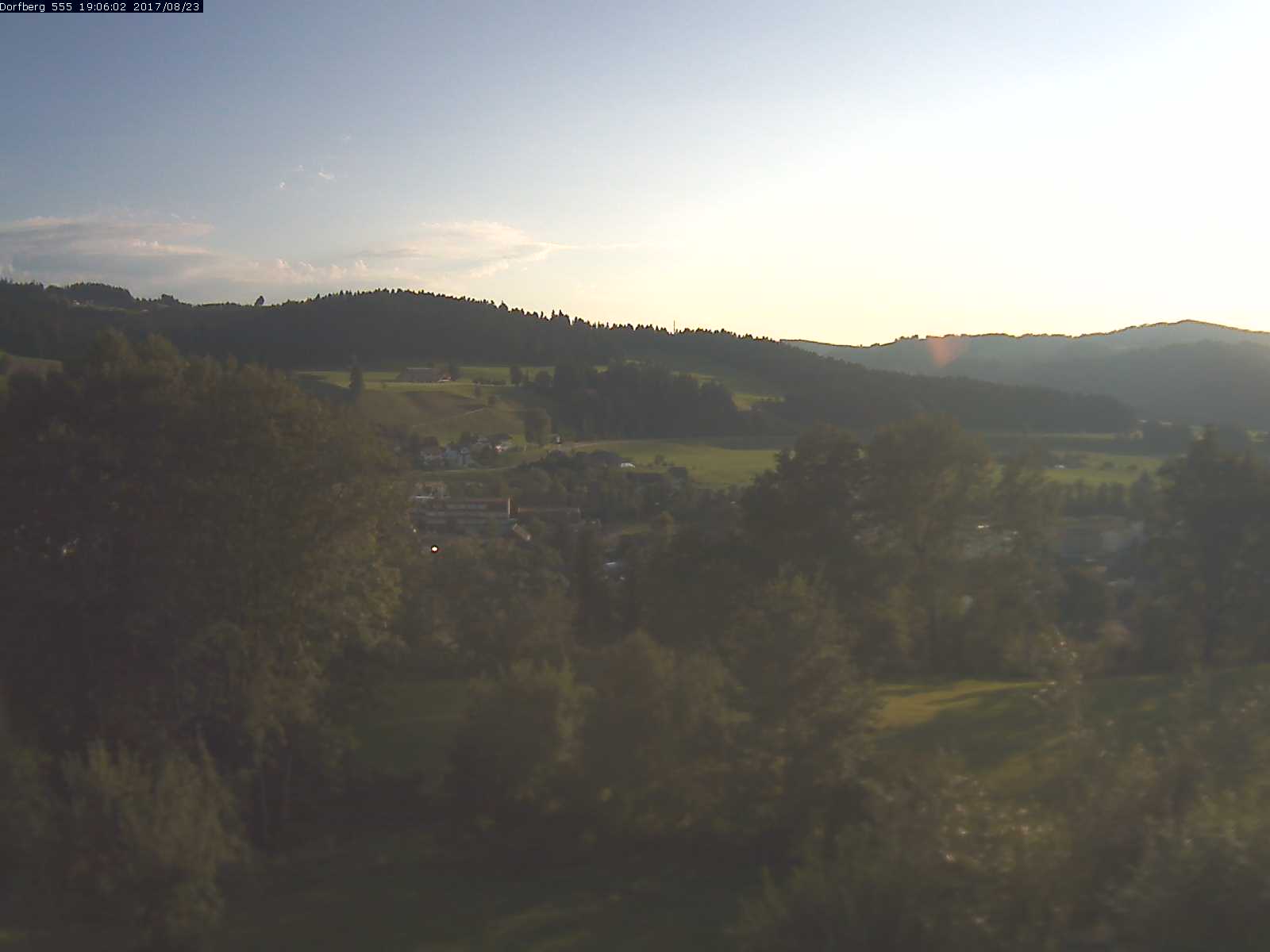 Webcam-Bild: Aussicht vom Dorfberg in Langnau 20170823-190601
