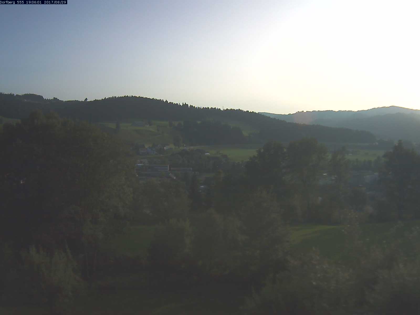 Webcam-Bild: Aussicht vom Dorfberg in Langnau 20170829-190601