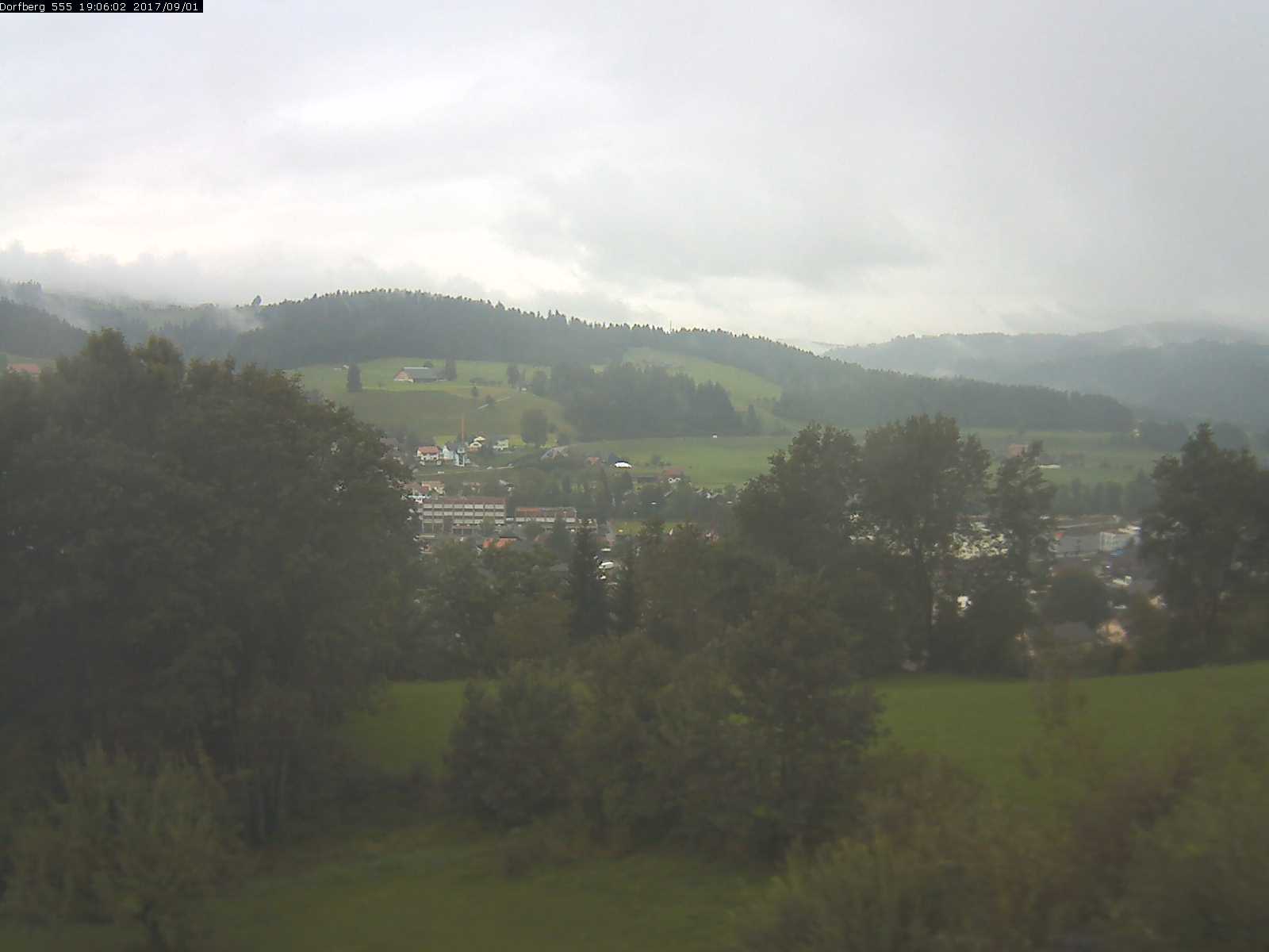Webcam-Bild: Aussicht vom Dorfberg in Langnau 20170901-190601