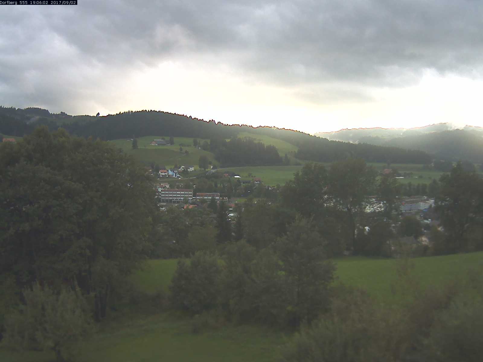 Webcam-Bild: Aussicht vom Dorfberg in Langnau 20170902-190601