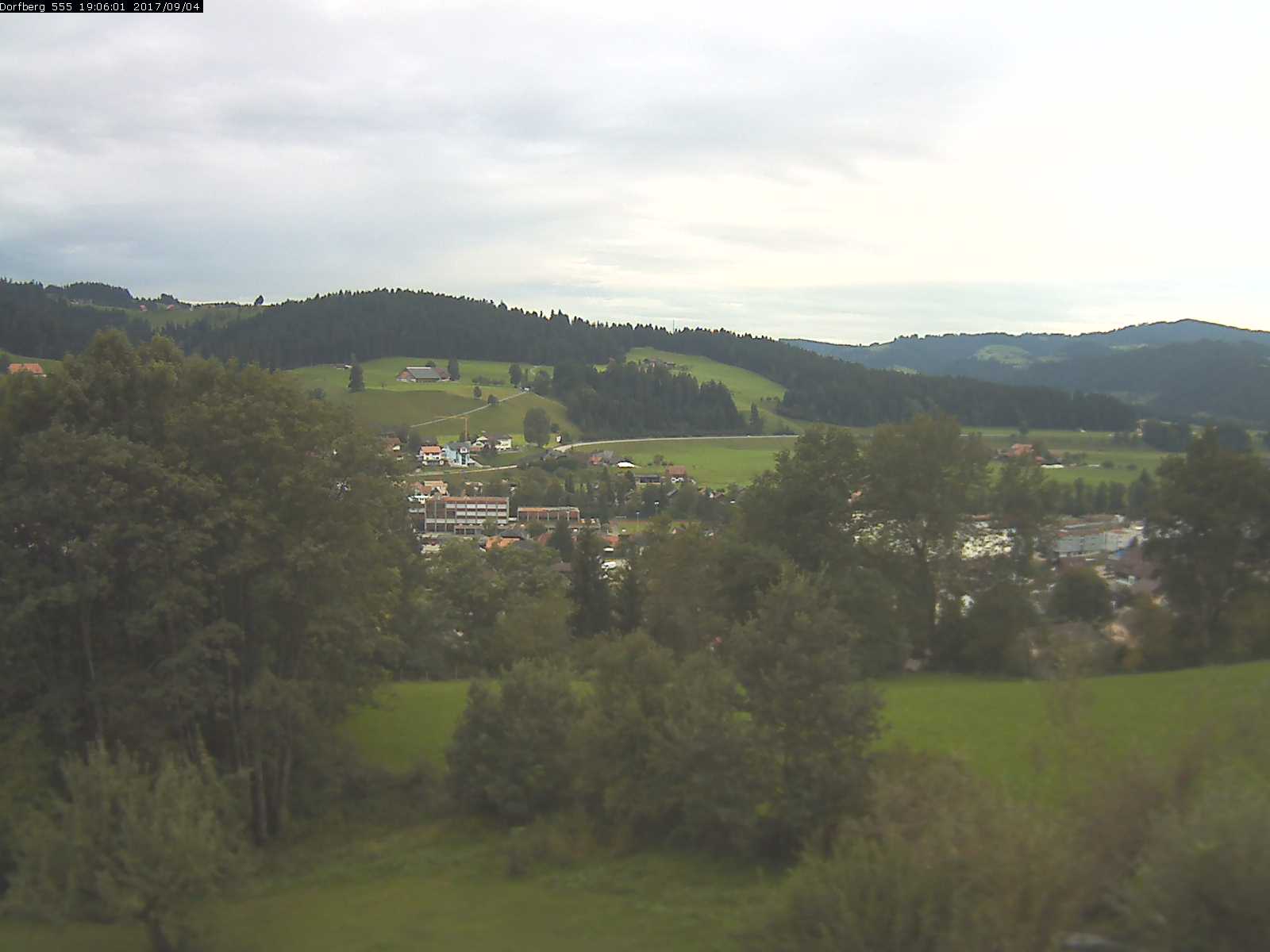 Webcam-Bild: Aussicht vom Dorfberg in Langnau 20170904-190601