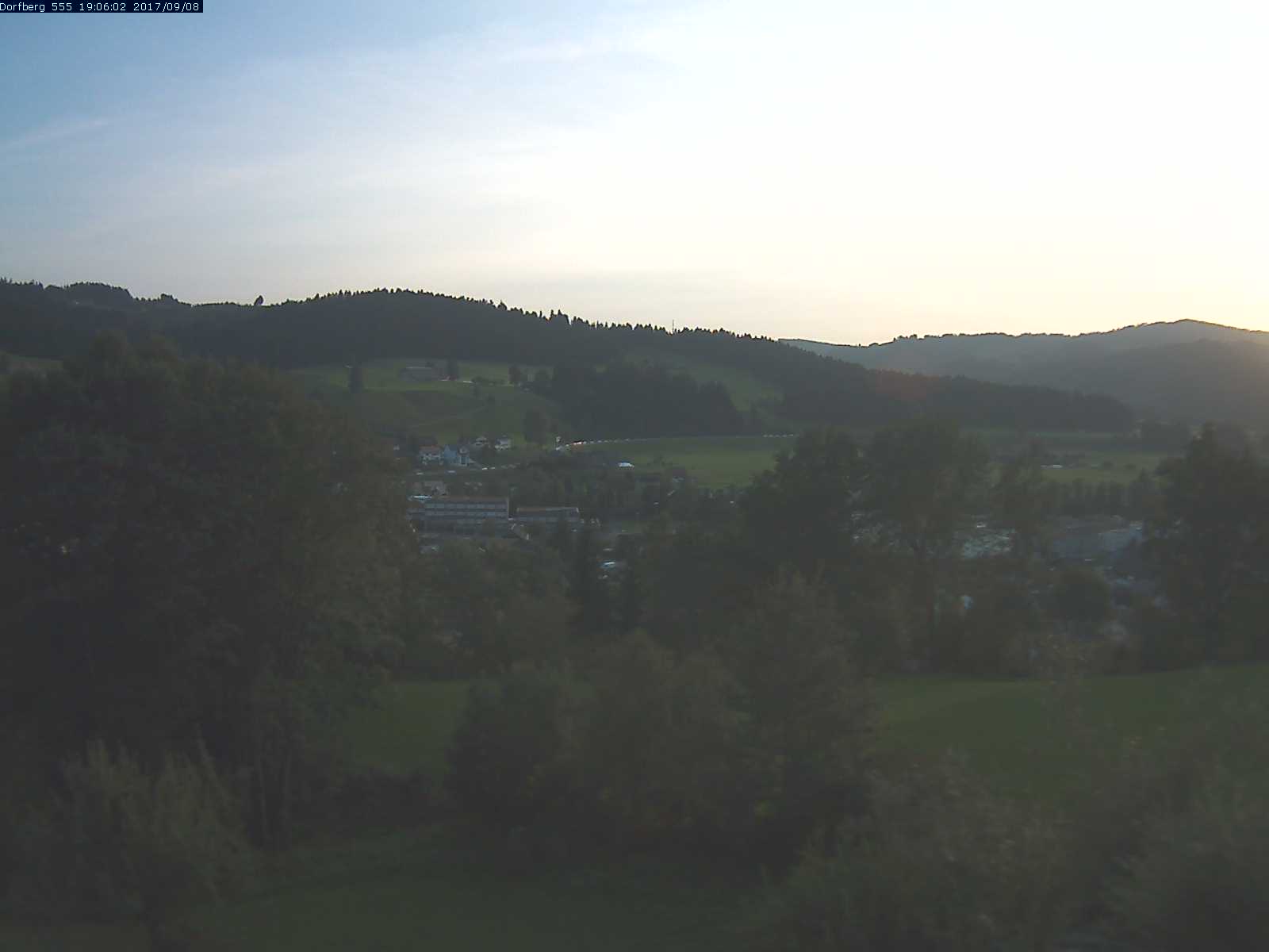 Webcam-Bild: Aussicht vom Dorfberg in Langnau 20170908-190601