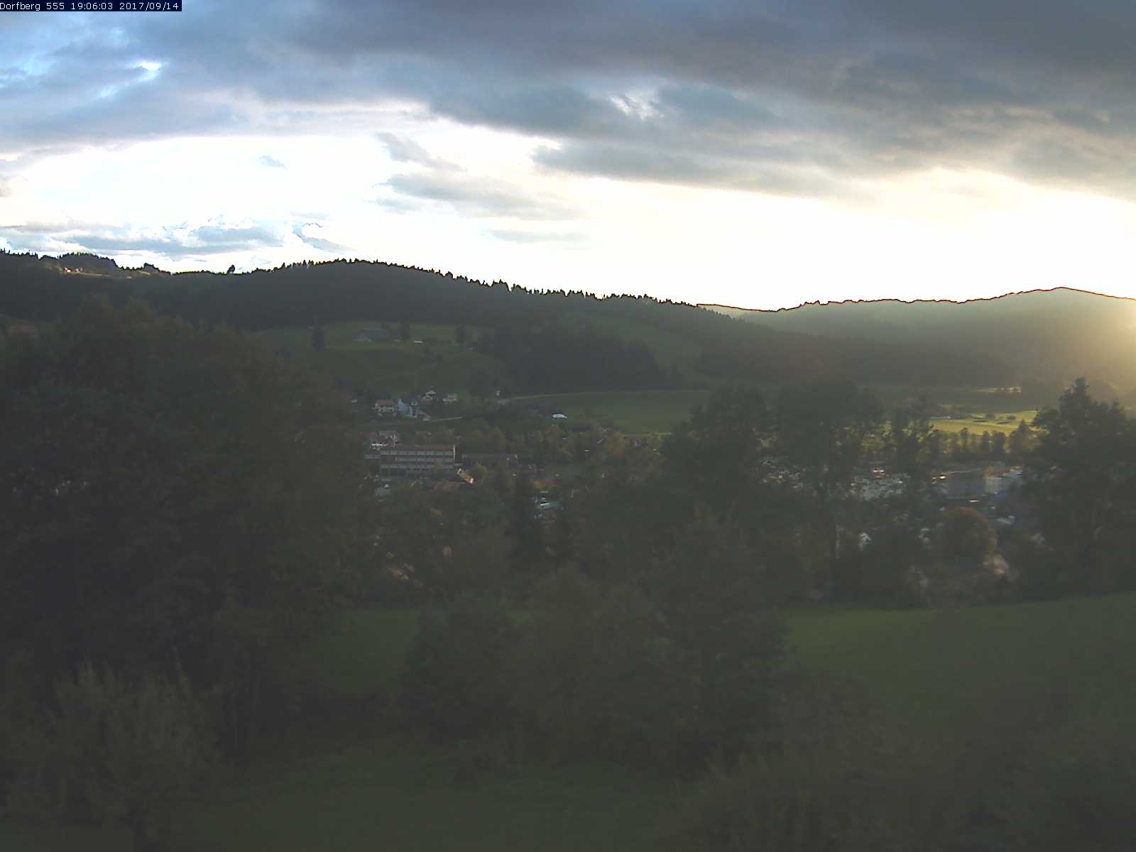 Webcam-Bild: Aussicht vom Dorfberg in Langnau 20170914-190601