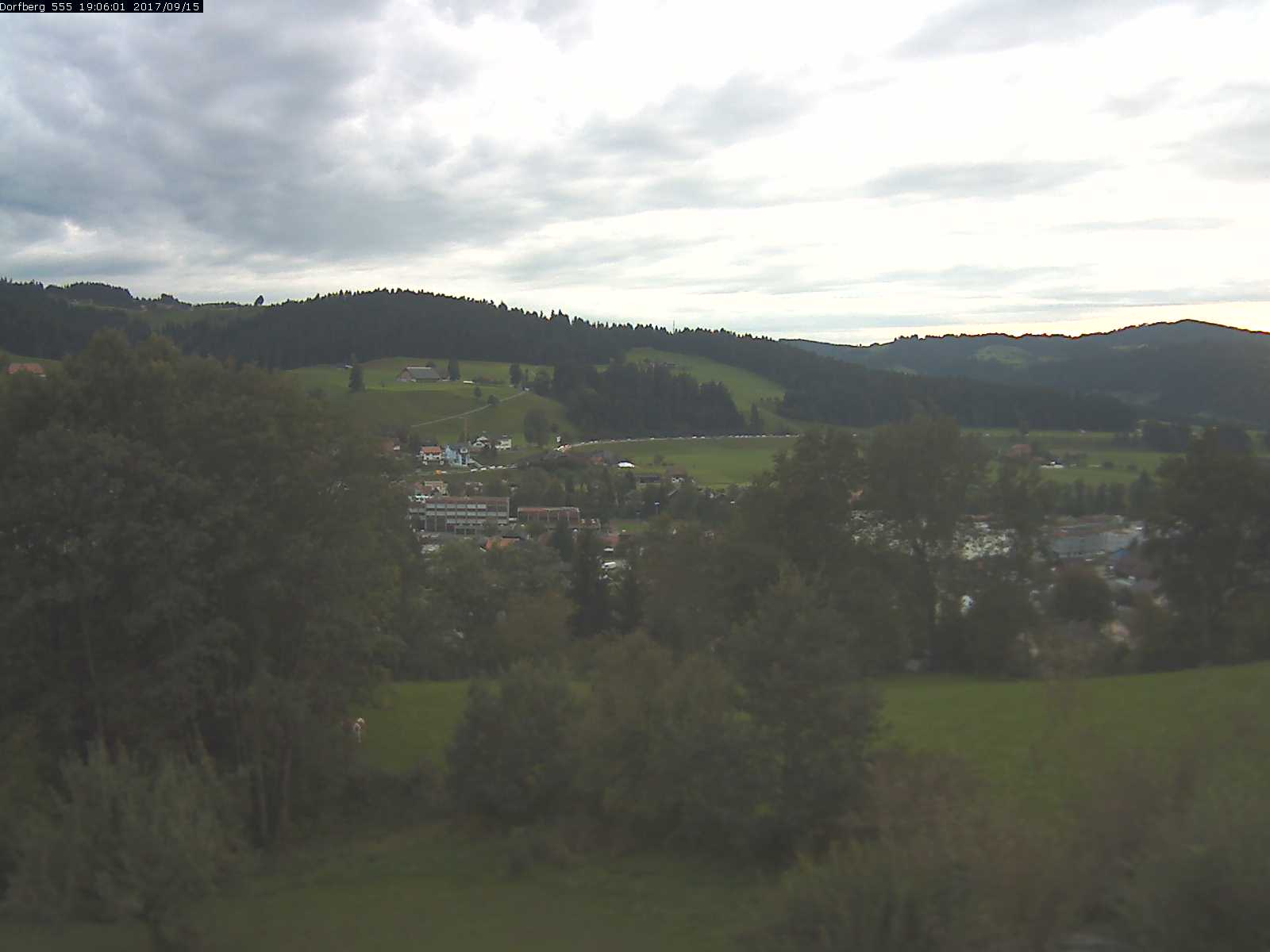 Webcam-Bild: Aussicht vom Dorfberg in Langnau 20170915-190601
