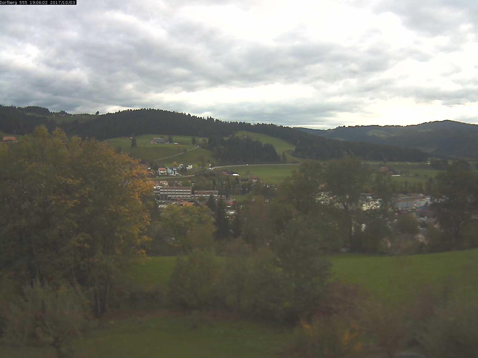 Webcam-Bild: Aussicht vom Dorfberg in Langnau 20171003-190601