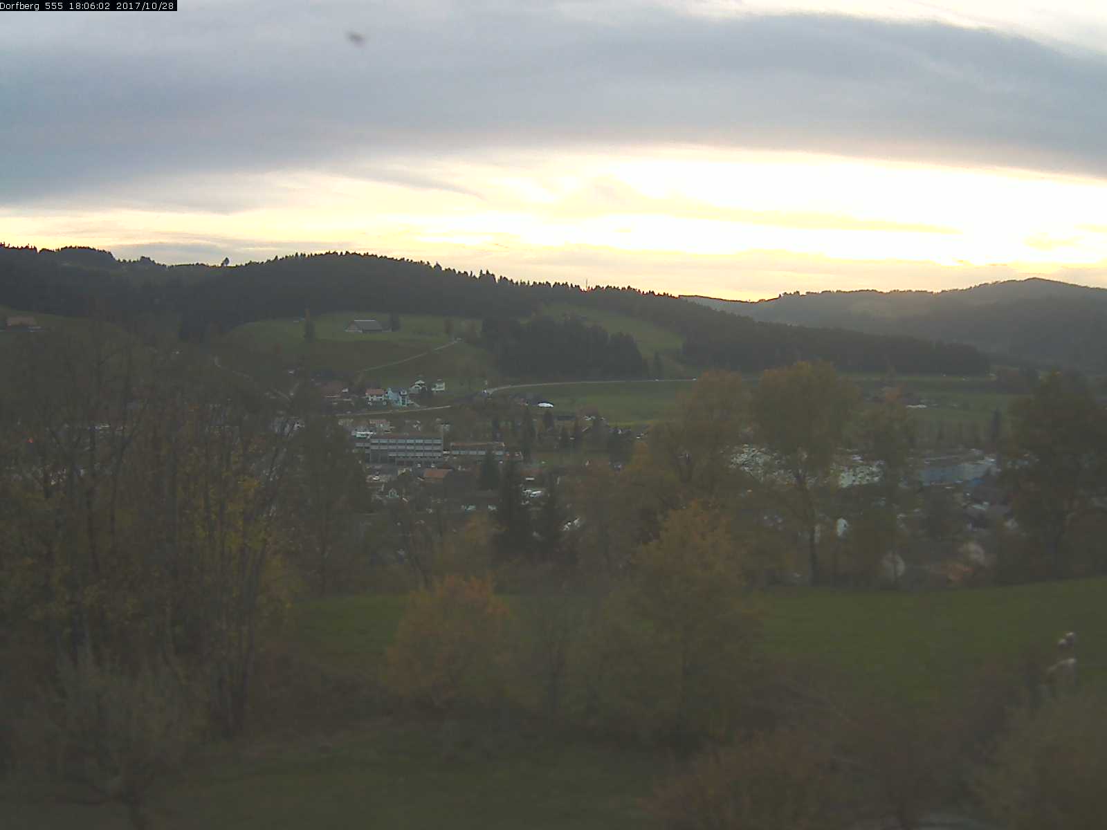 Webcam-Bild: Aussicht vom Dorfberg in Langnau 20171028-180601