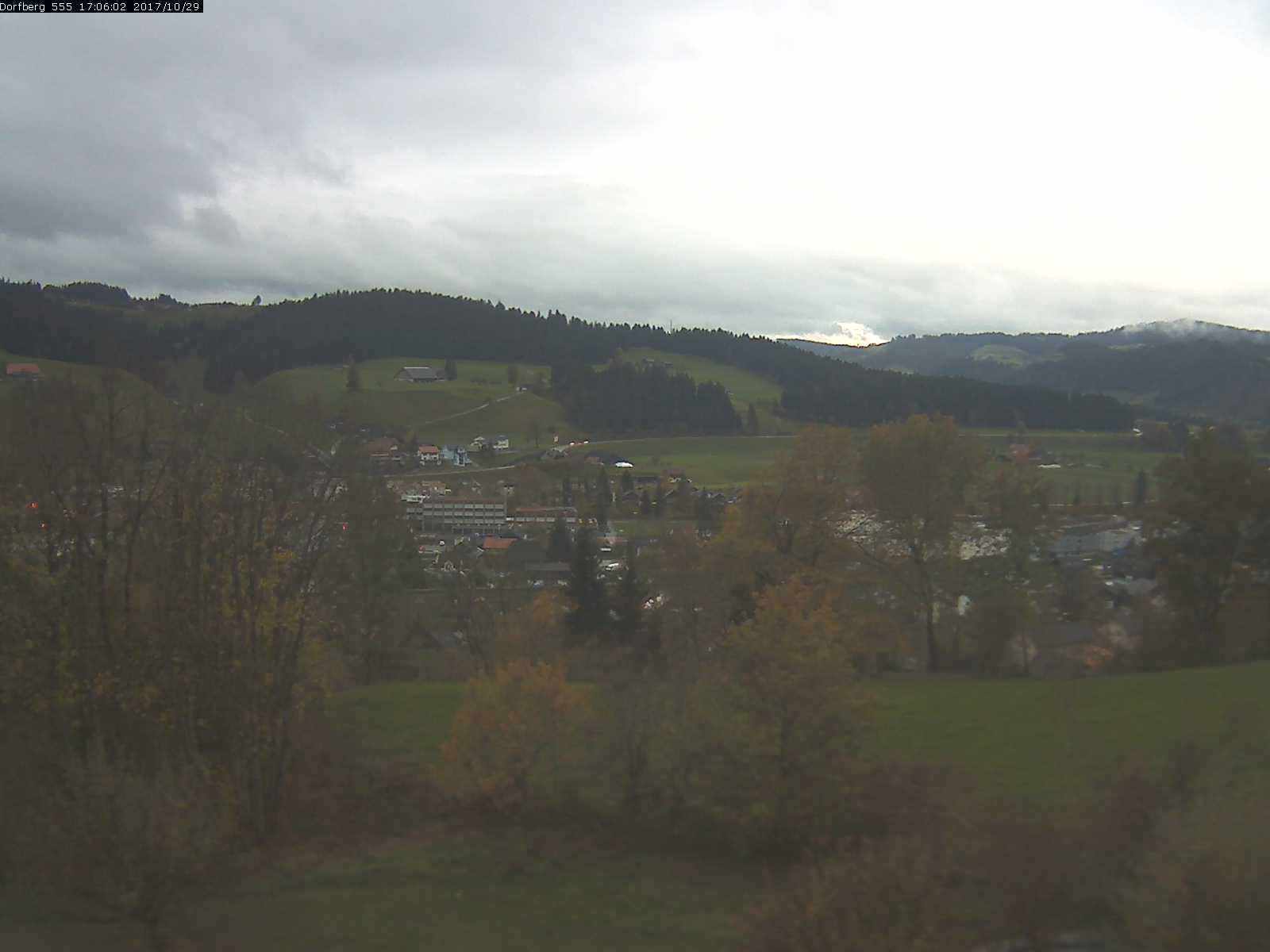 Webcam-Bild: Aussicht vom Dorfberg in Langnau 20171029-170601