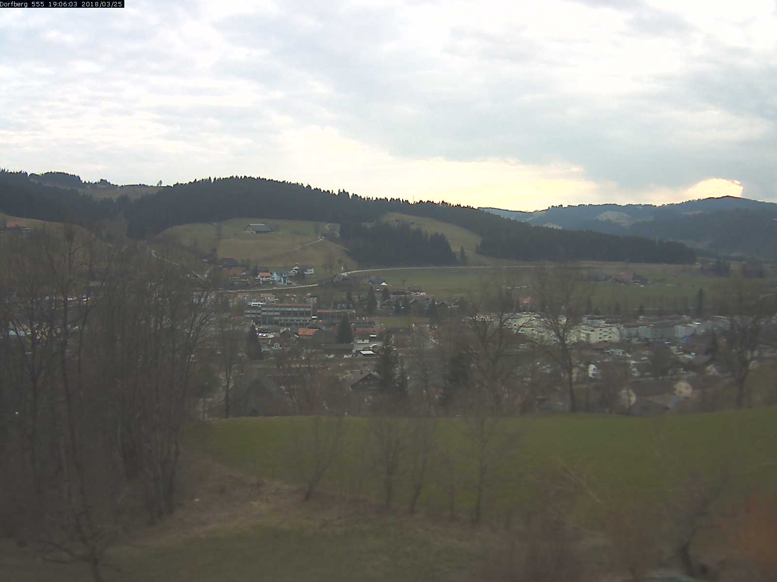 Webcam-Bild: Aussicht vom Dorfberg in Langnau 20180325-190601