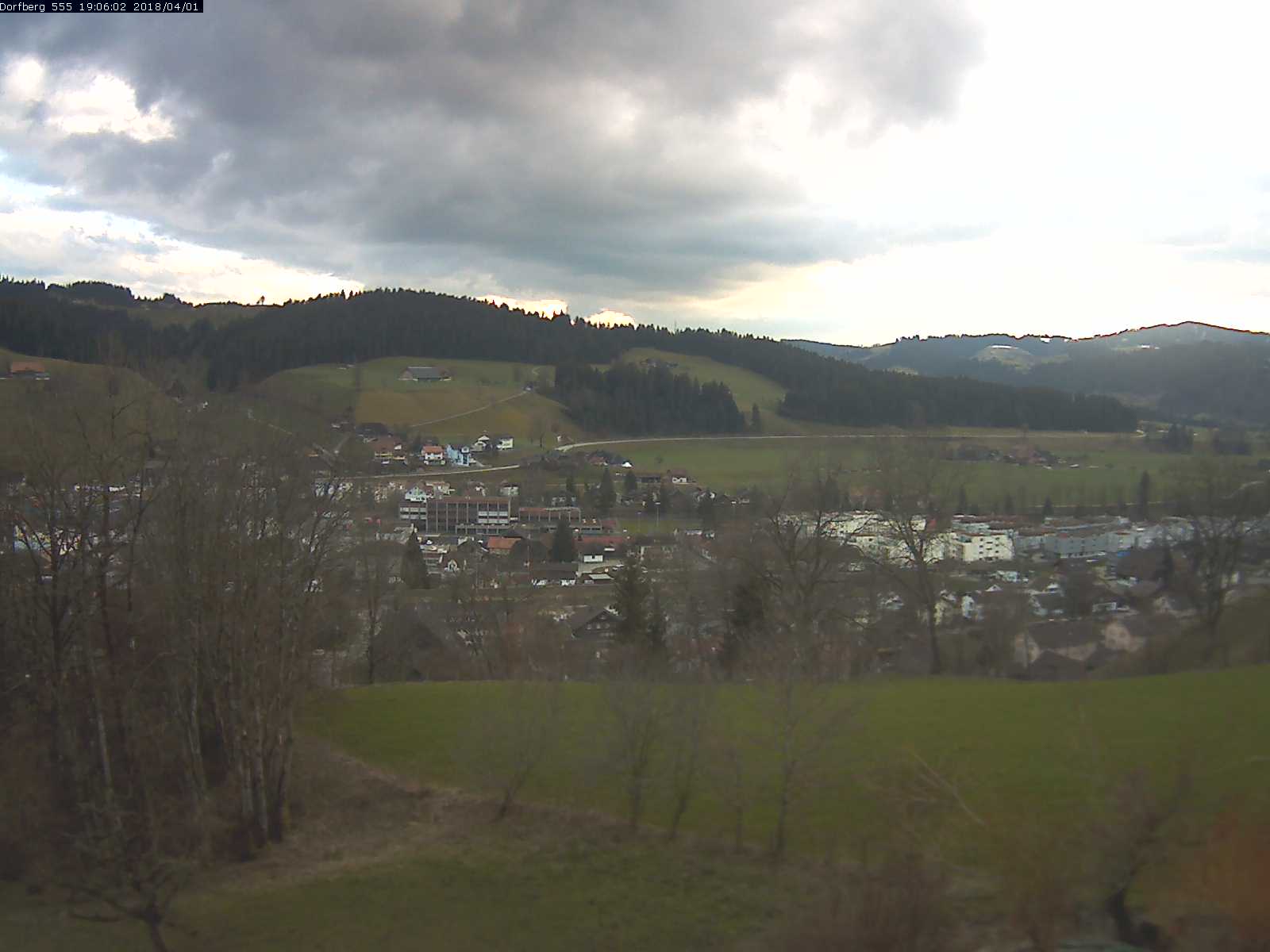 Webcam-Bild: Aussicht vom Dorfberg in Langnau 20180401-190601