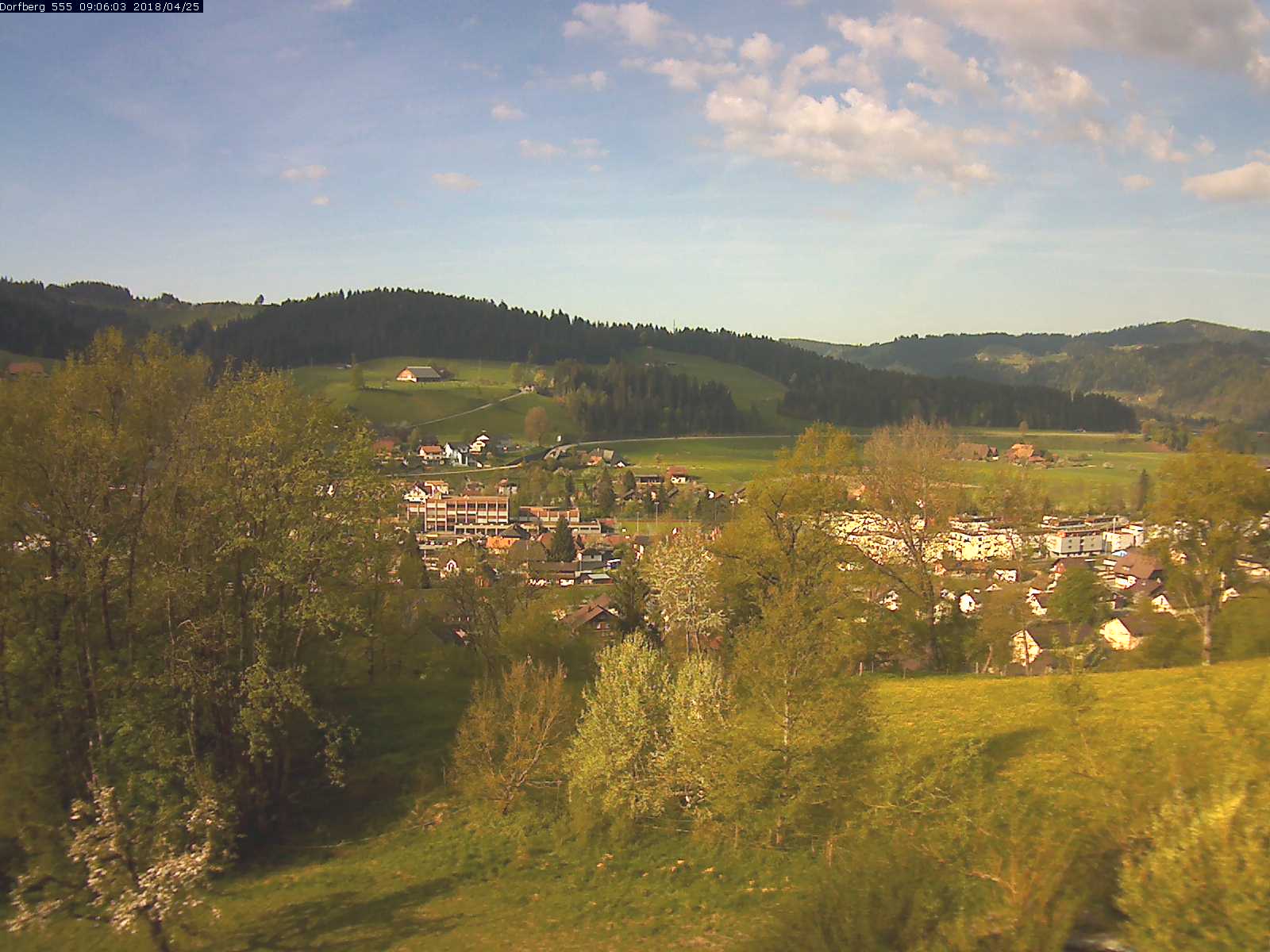 Webcam-Bild: Aussicht vom Dorfberg in Langnau 20180425-090601