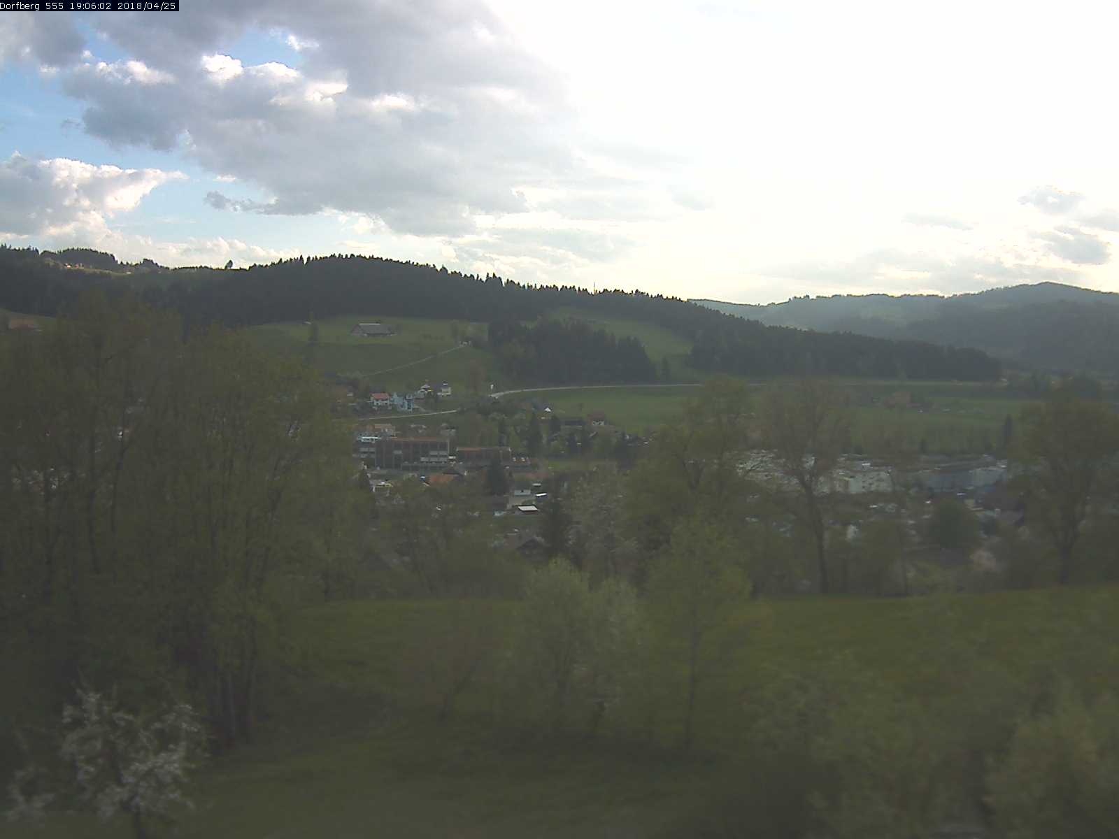 Webcam-Bild: Aussicht vom Dorfberg in Langnau 20180425-190601