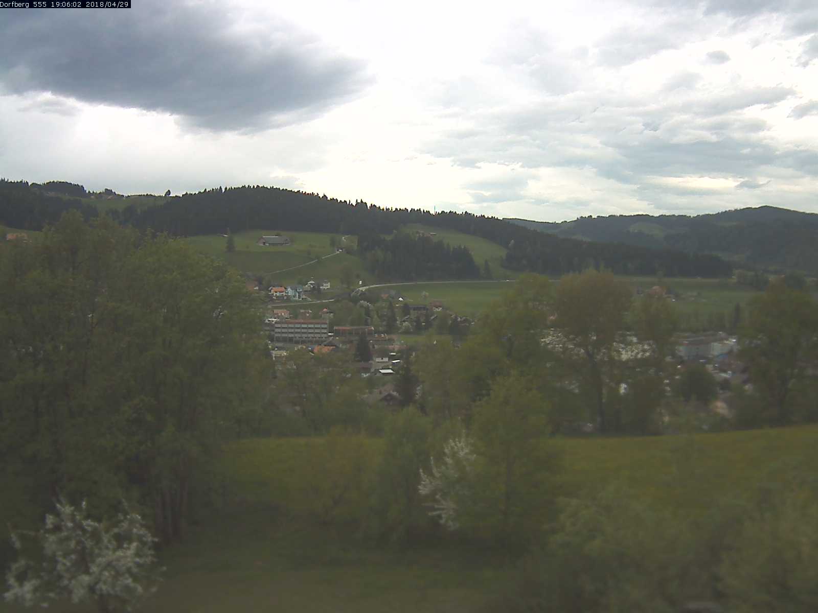 Webcam-Bild: Aussicht vom Dorfberg in Langnau 20180429-190601
