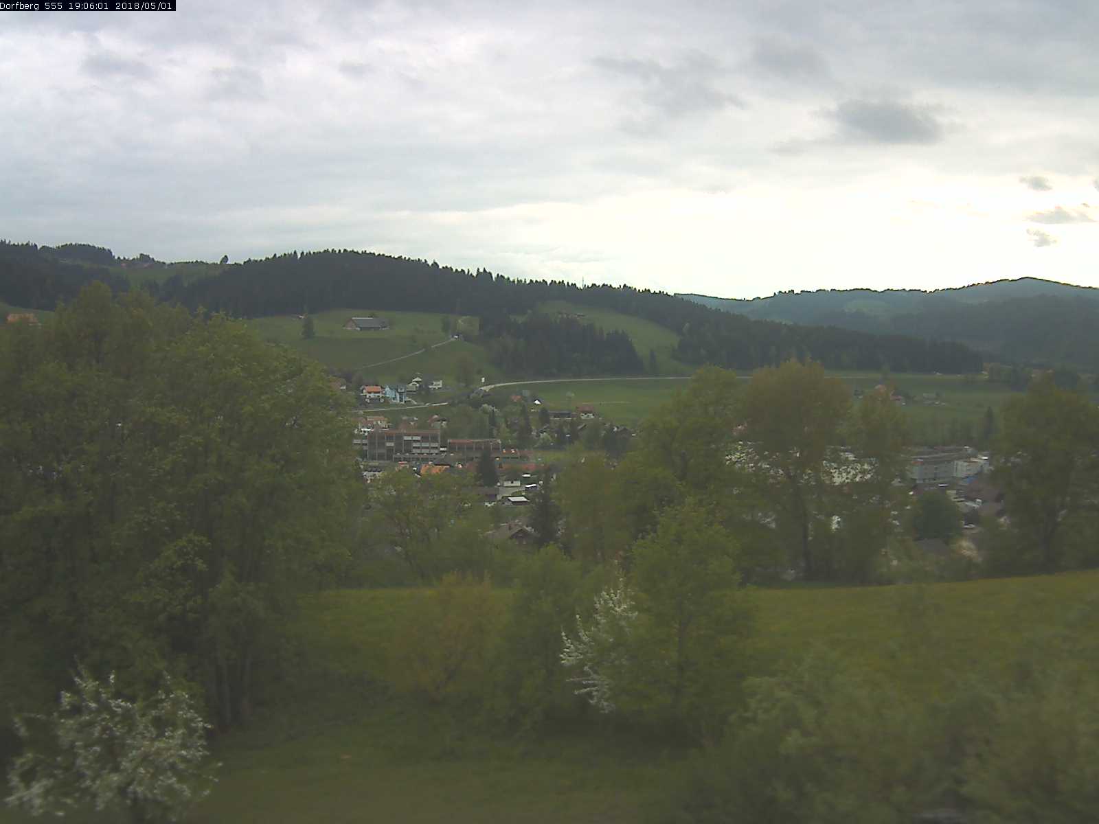 Webcam-Bild: Aussicht vom Dorfberg in Langnau 20180501-190601