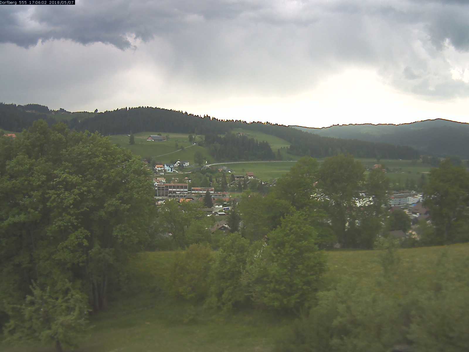 Webcam-Bild: Aussicht vom Dorfberg in Langnau 20180507-170601