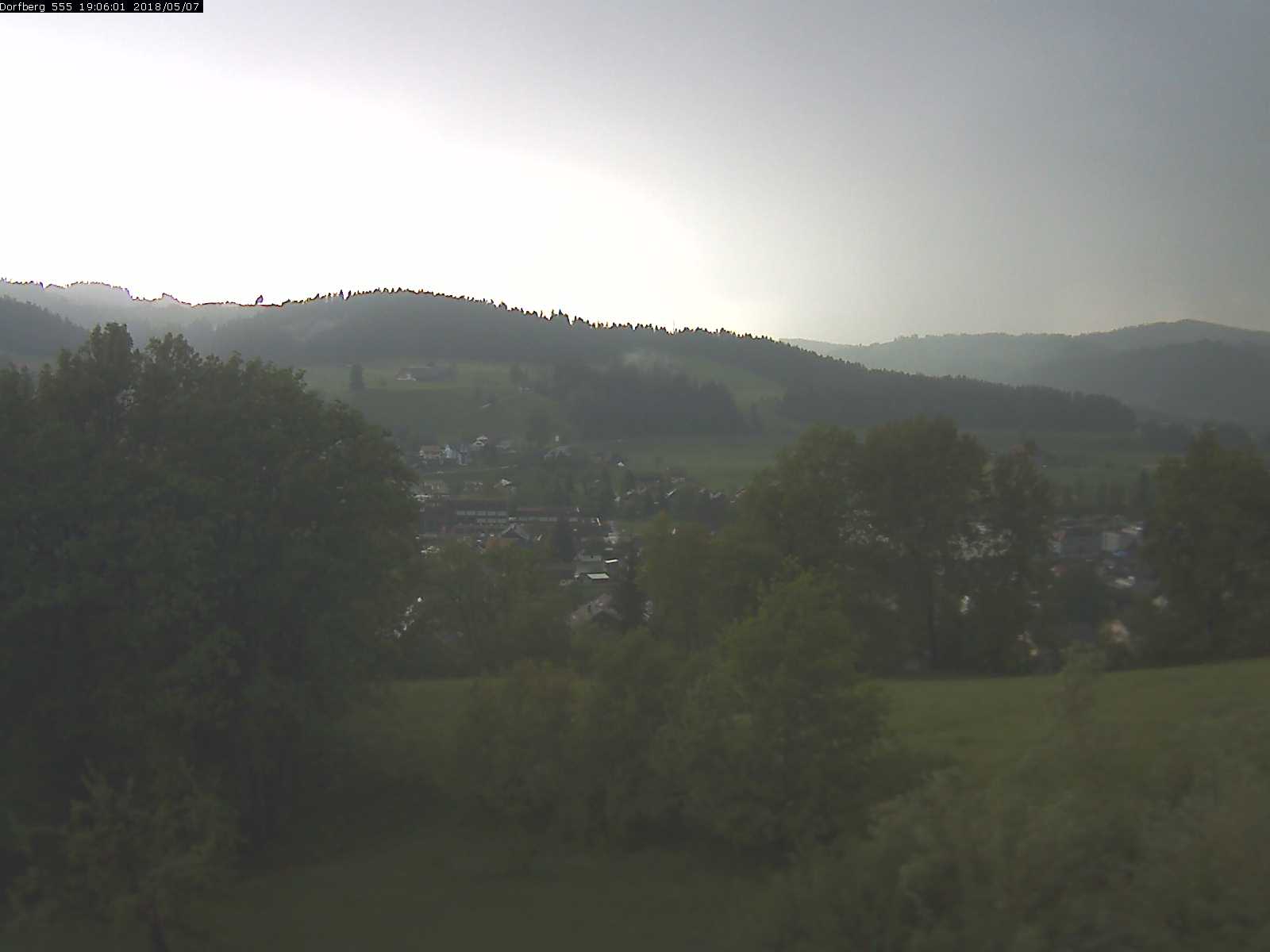 Webcam-Bild: Aussicht vom Dorfberg in Langnau 20180507-190601