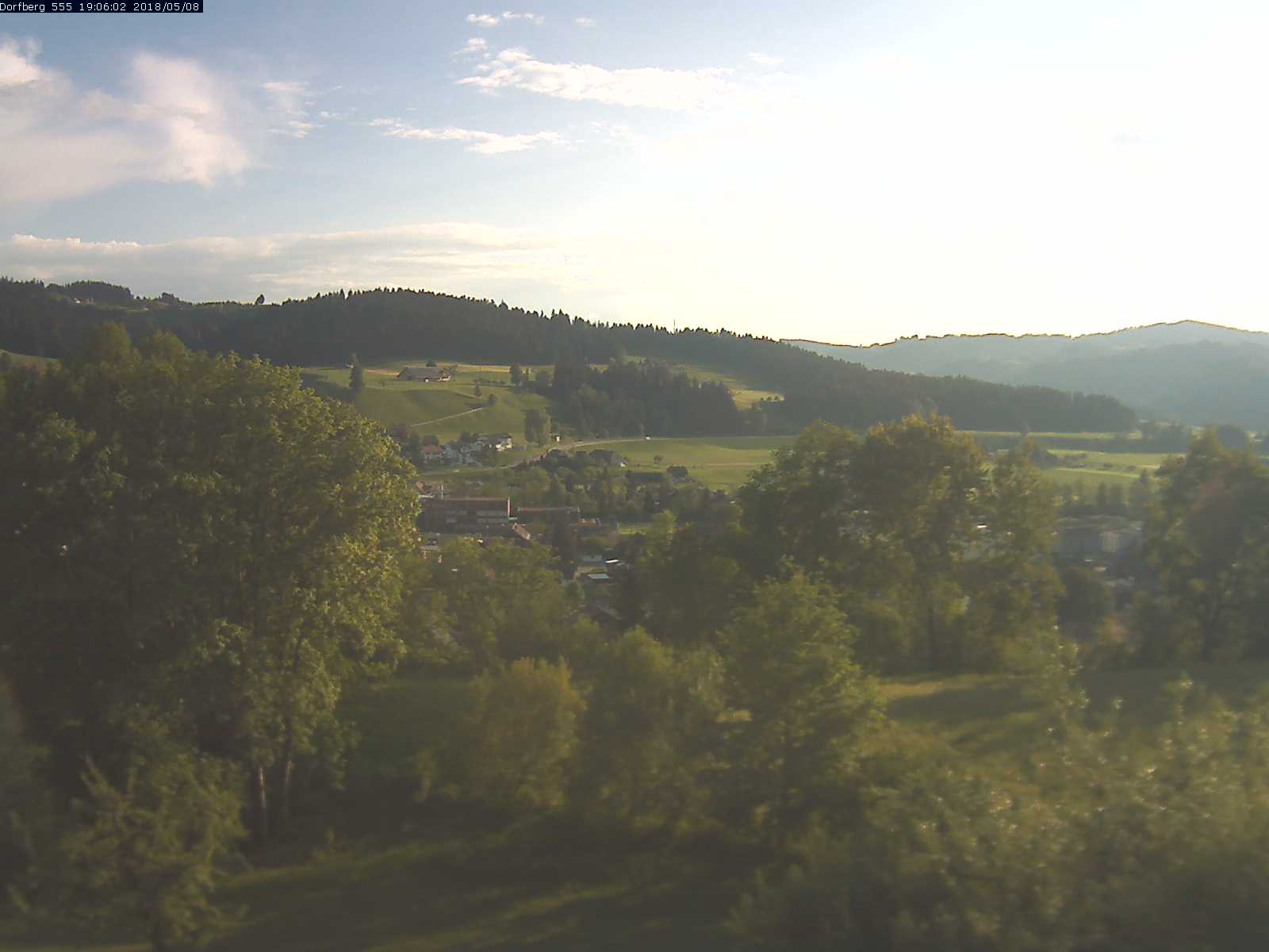 Webcam-Bild: Aussicht vom Dorfberg in Langnau 20180508-190601