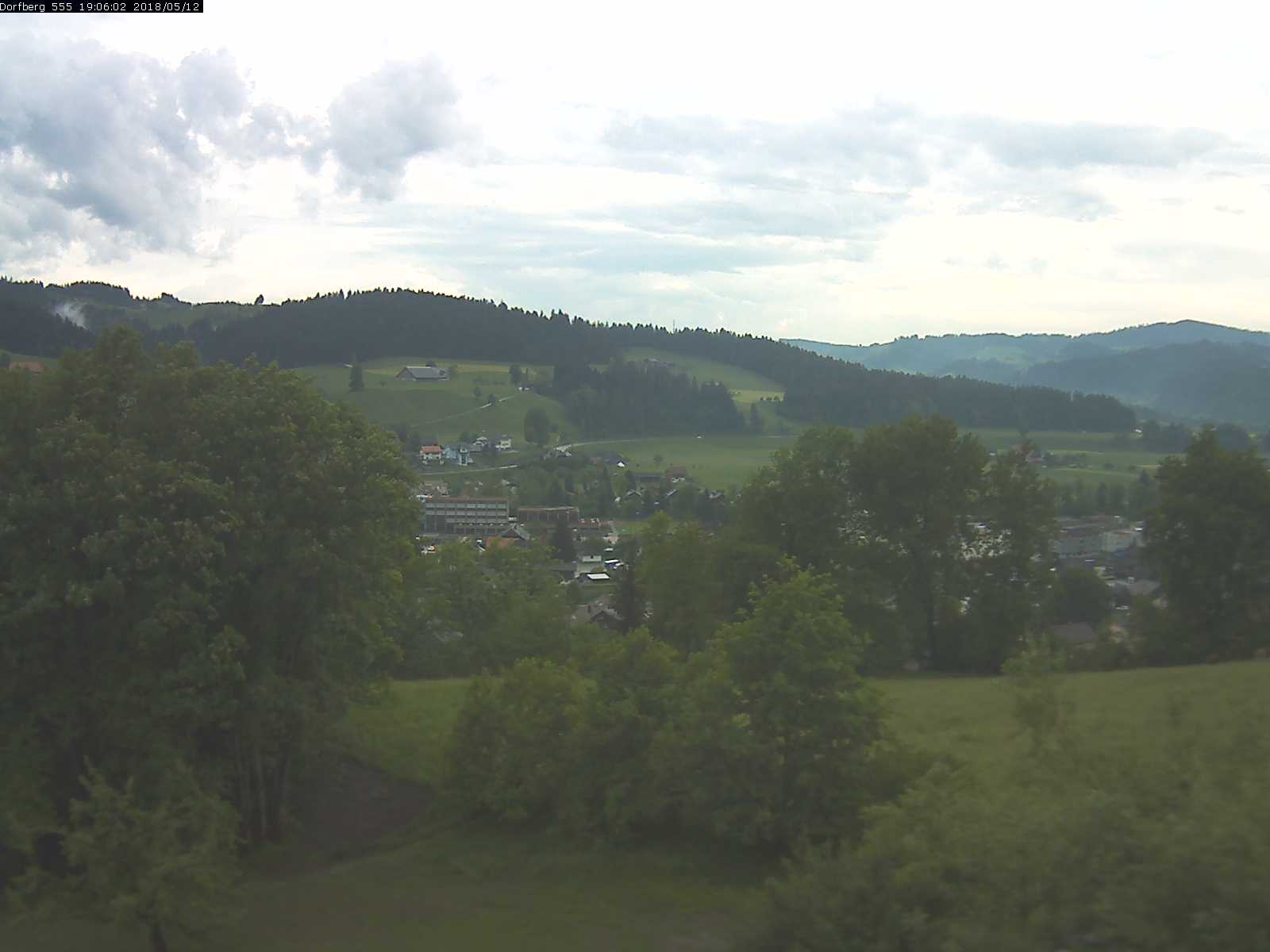 Webcam-Bild: Aussicht vom Dorfberg in Langnau 20180512-190601