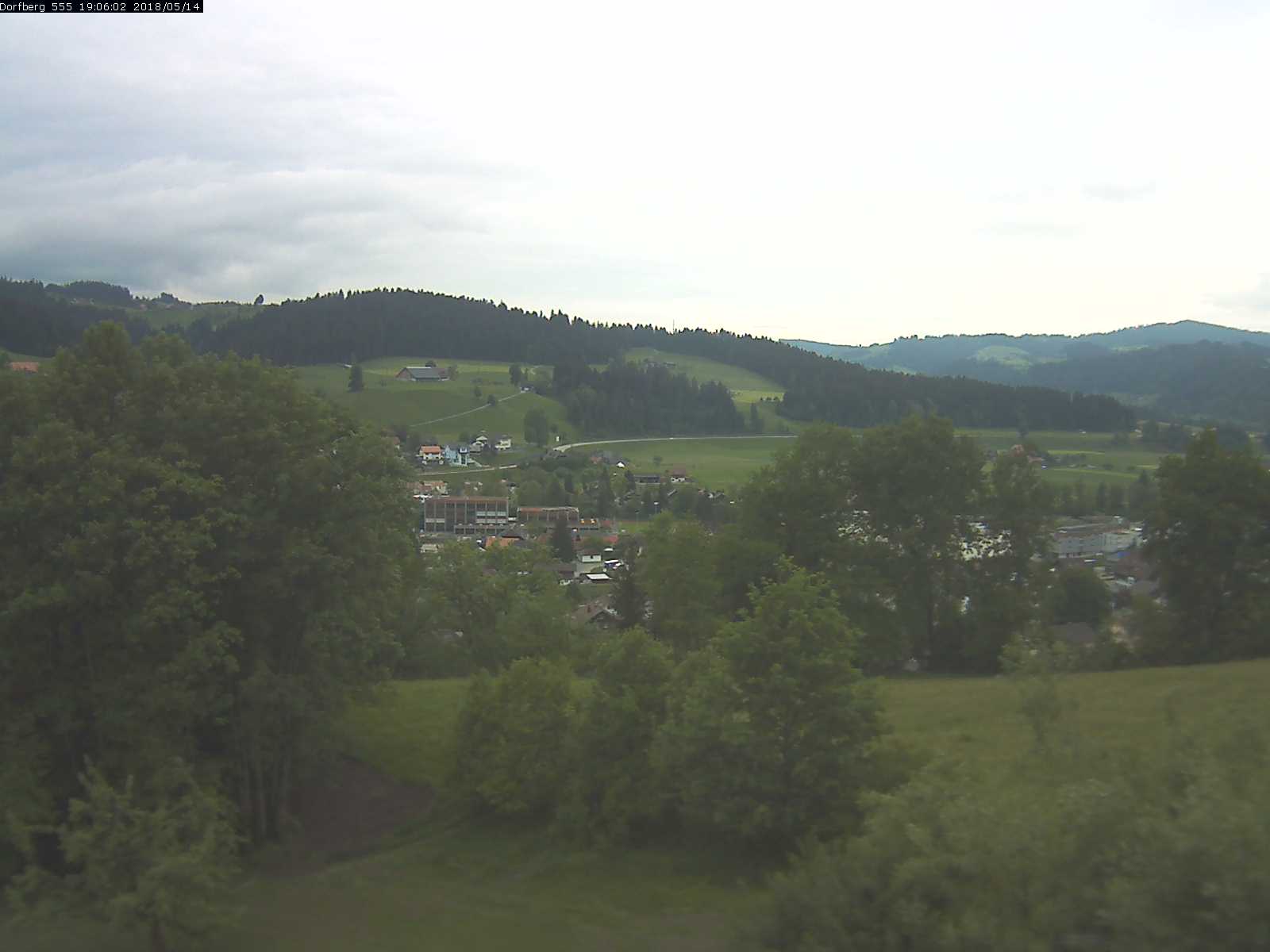 Webcam-Bild: Aussicht vom Dorfberg in Langnau 20180514-190601