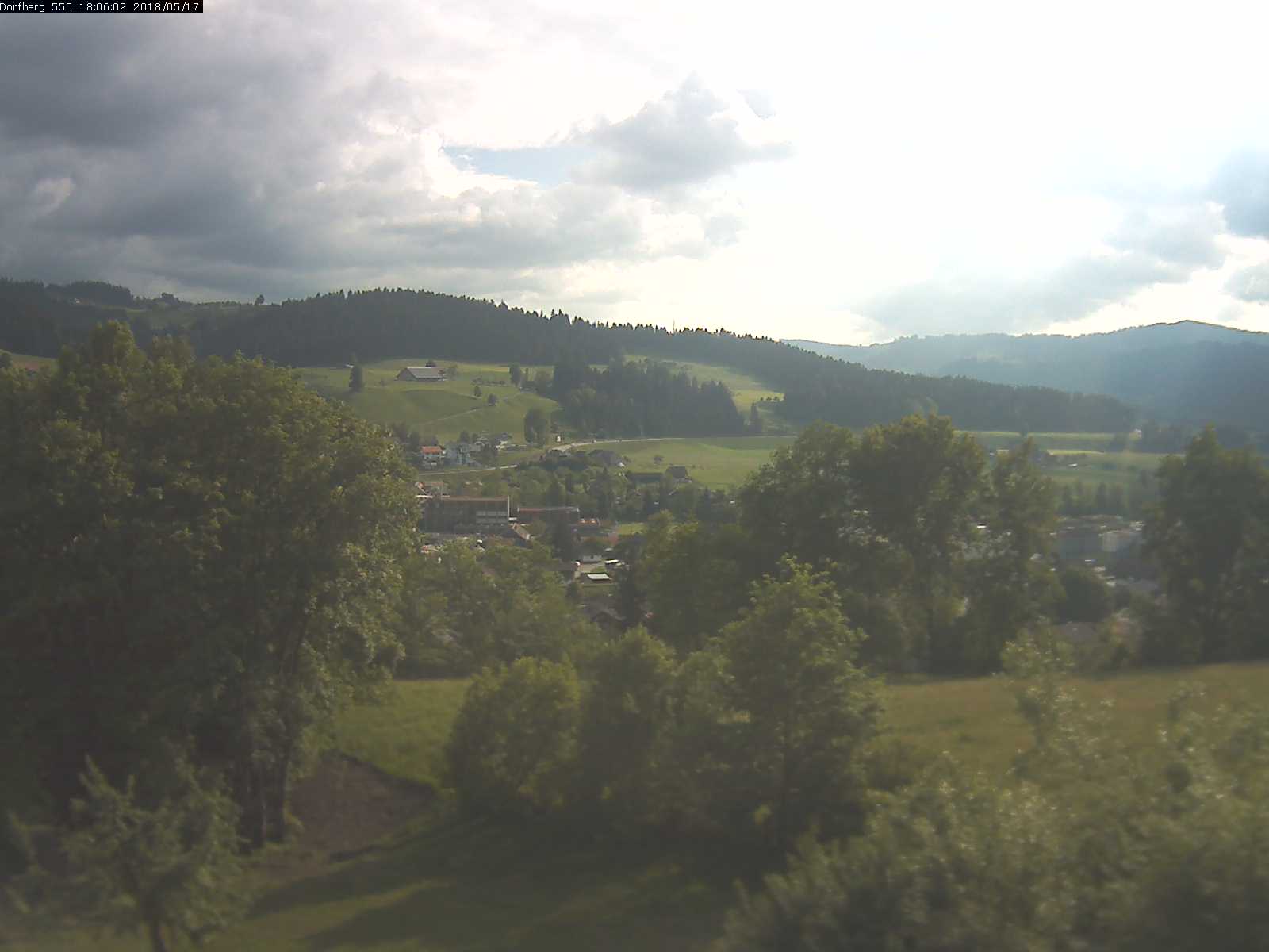 Webcam-Bild: Aussicht vom Dorfberg in Langnau 20180517-180601