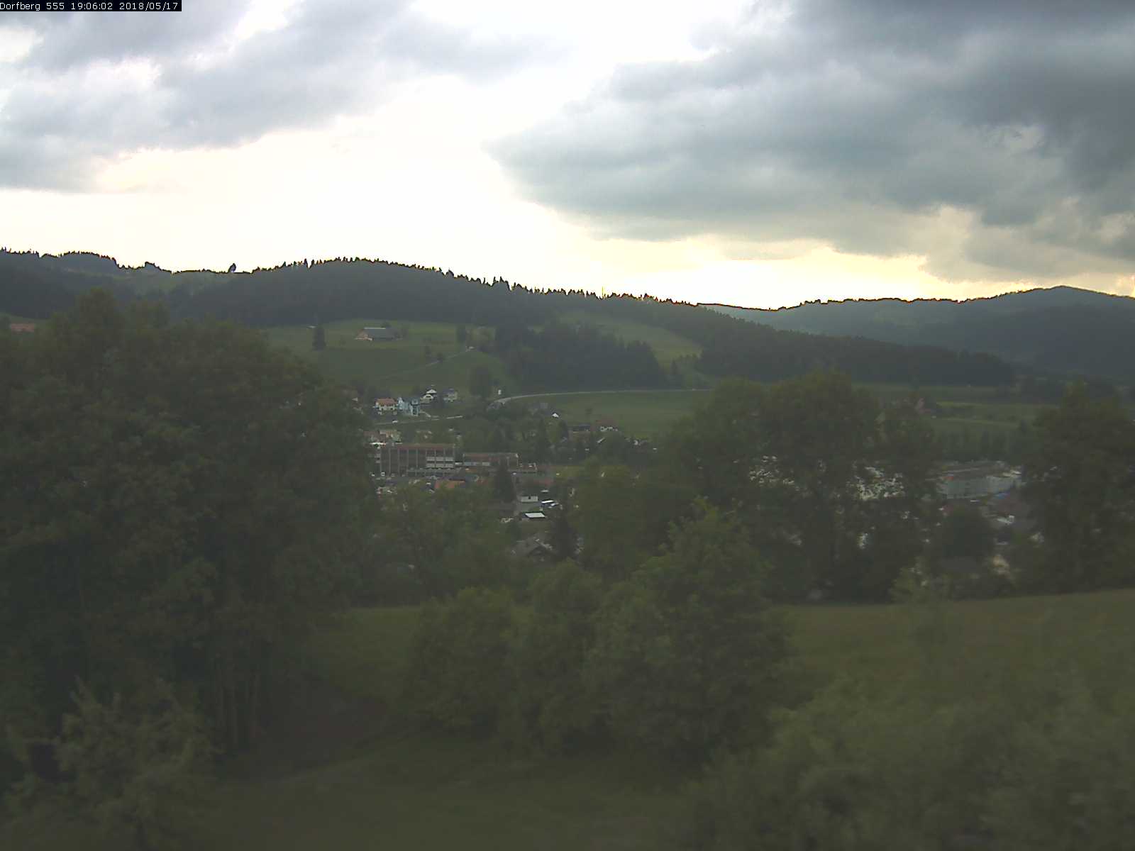Webcam-Bild: Aussicht vom Dorfberg in Langnau 20180517-190601