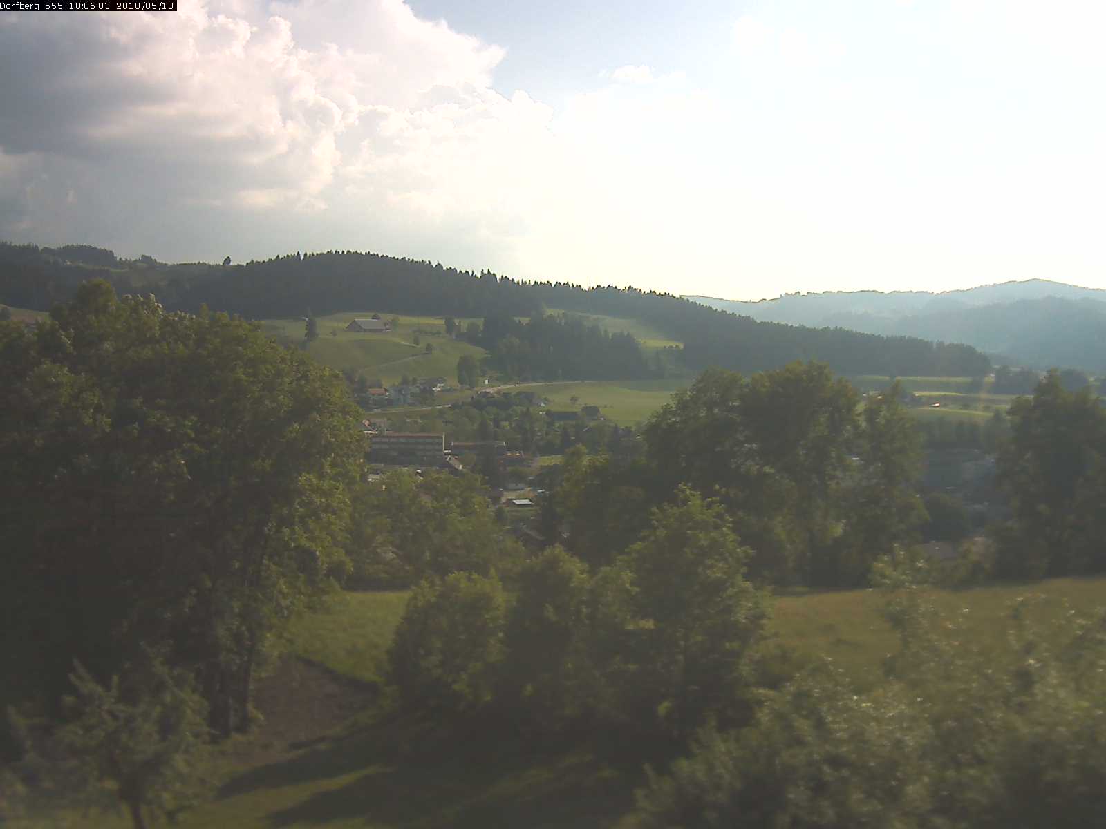 Webcam-Bild: Aussicht vom Dorfberg in Langnau 20180518-180601