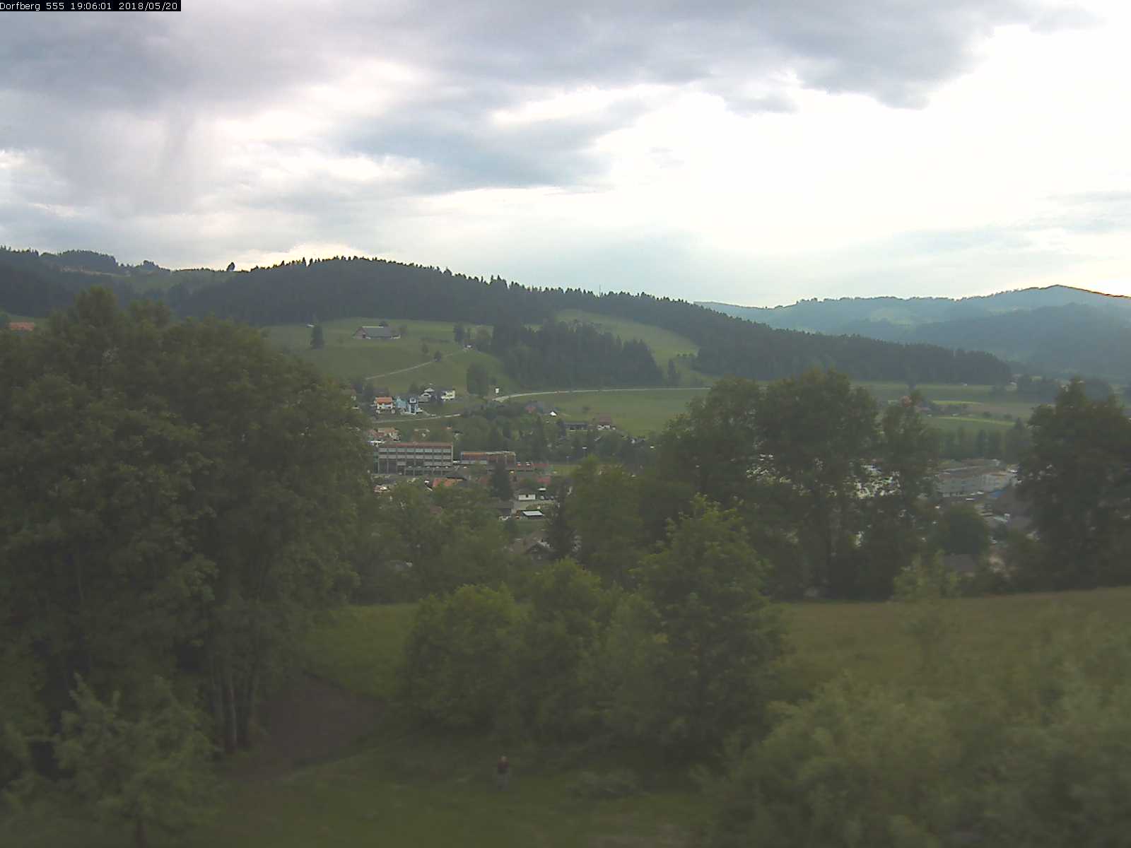 Webcam-Bild: Aussicht vom Dorfberg in Langnau 20180520-190601