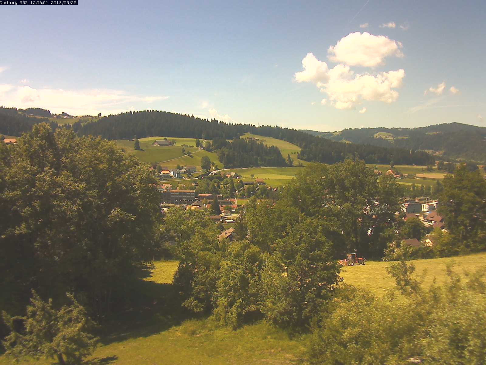 Webcam-Bild: Aussicht vom Dorfberg in Langnau 20180525-120601