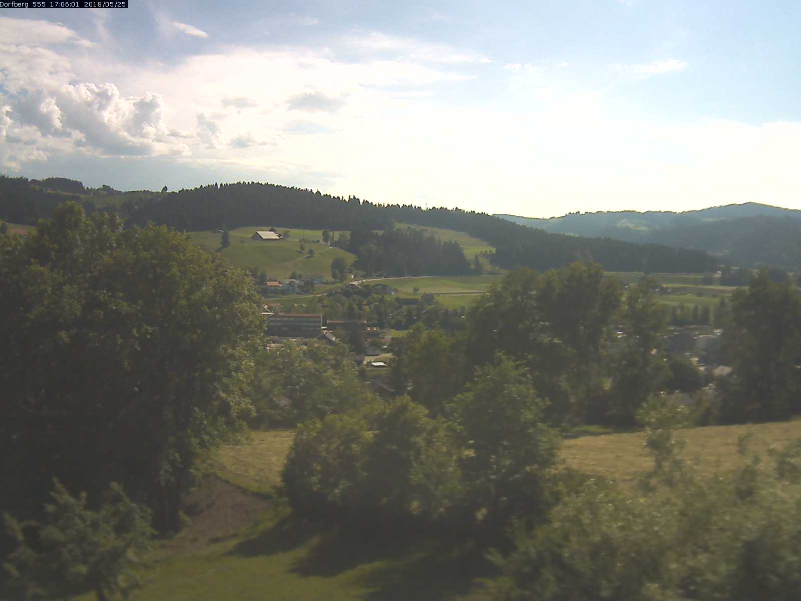 Webcam-Bild: Aussicht vom Dorfberg in Langnau 20180525-170601