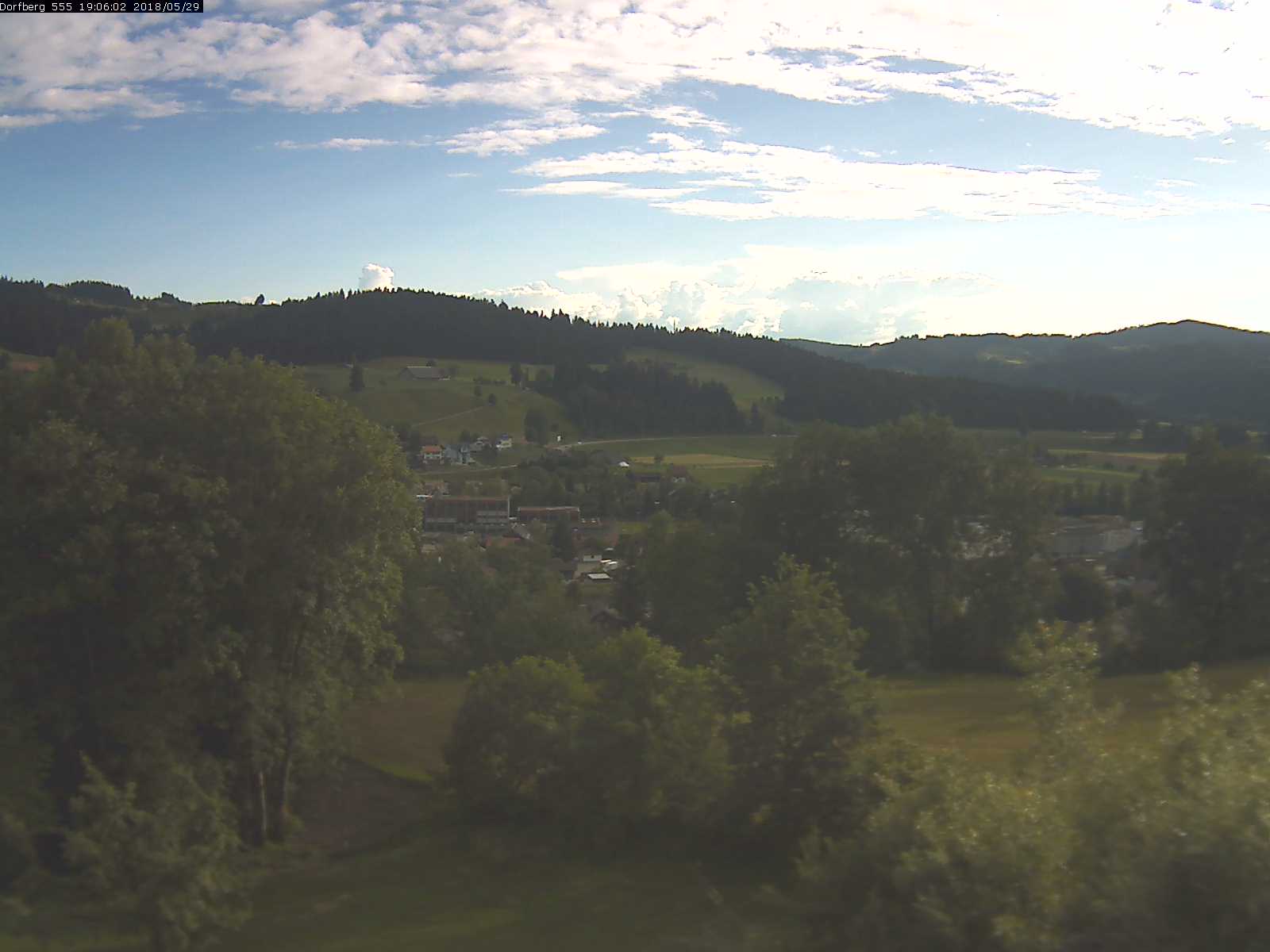 Webcam-Bild: Aussicht vom Dorfberg in Langnau 20180529-190601