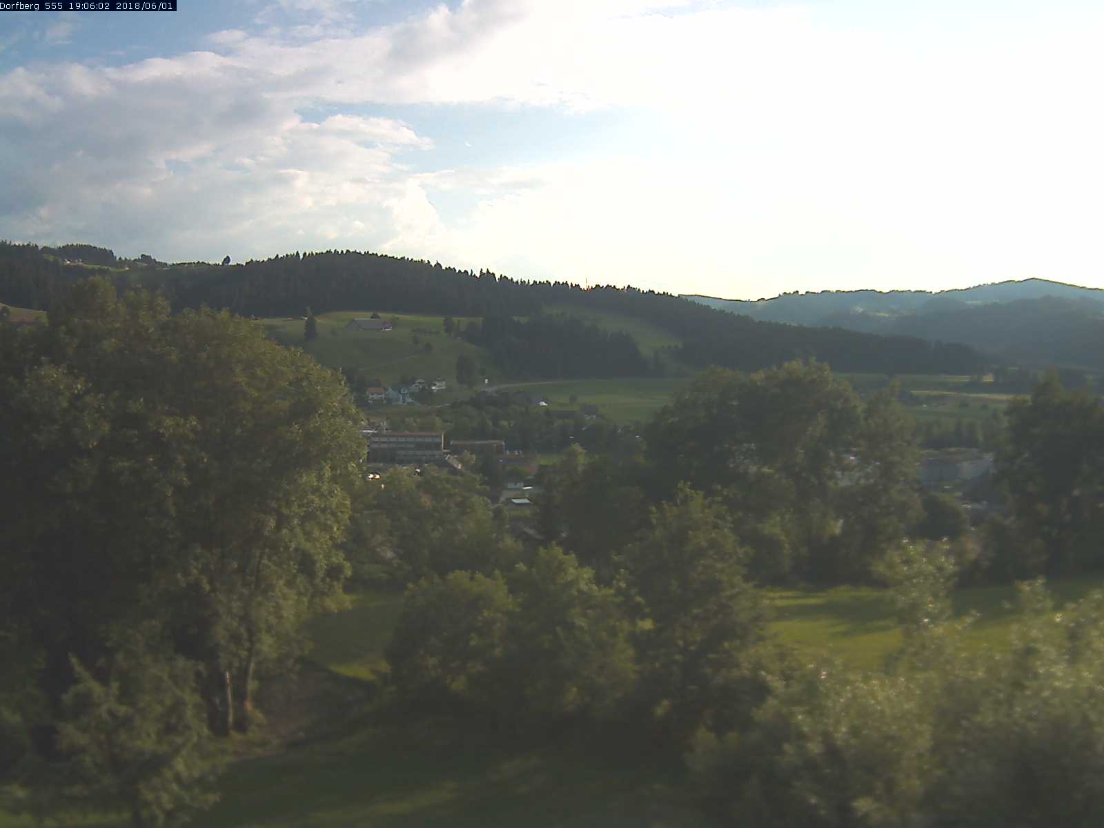 Webcam-Bild: Aussicht vom Dorfberg in Langnau 20180601-190601