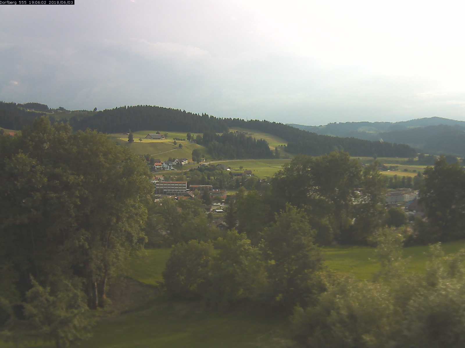 Webcam-Bild: Aussicht vom Dorfberg in Langnau 20180603-190601