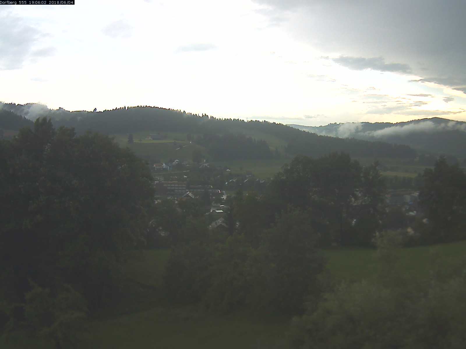 Webcam-Bild: Aussicht vom Dorfberg in Langnau 20180604-190601