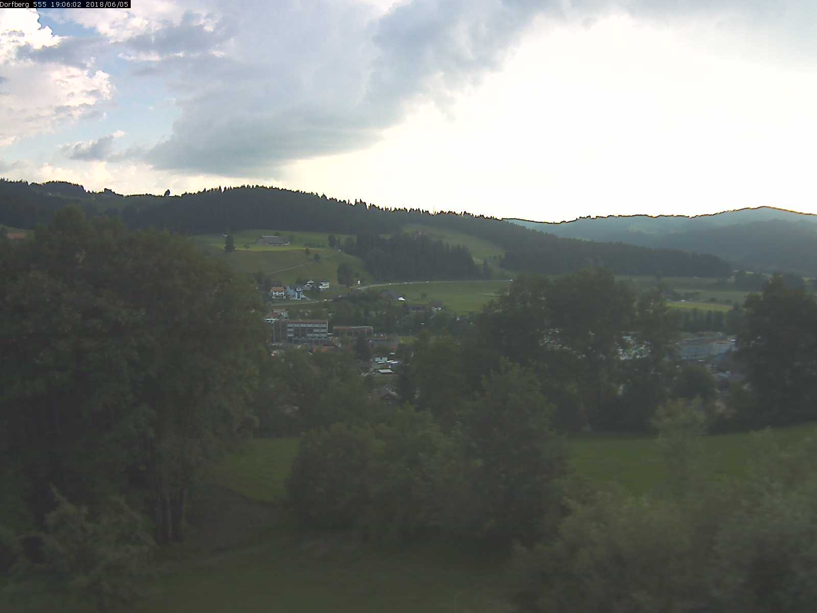 Webcam-Bild: Aussicht vom Dorfberg in Langnau 20180605-190601